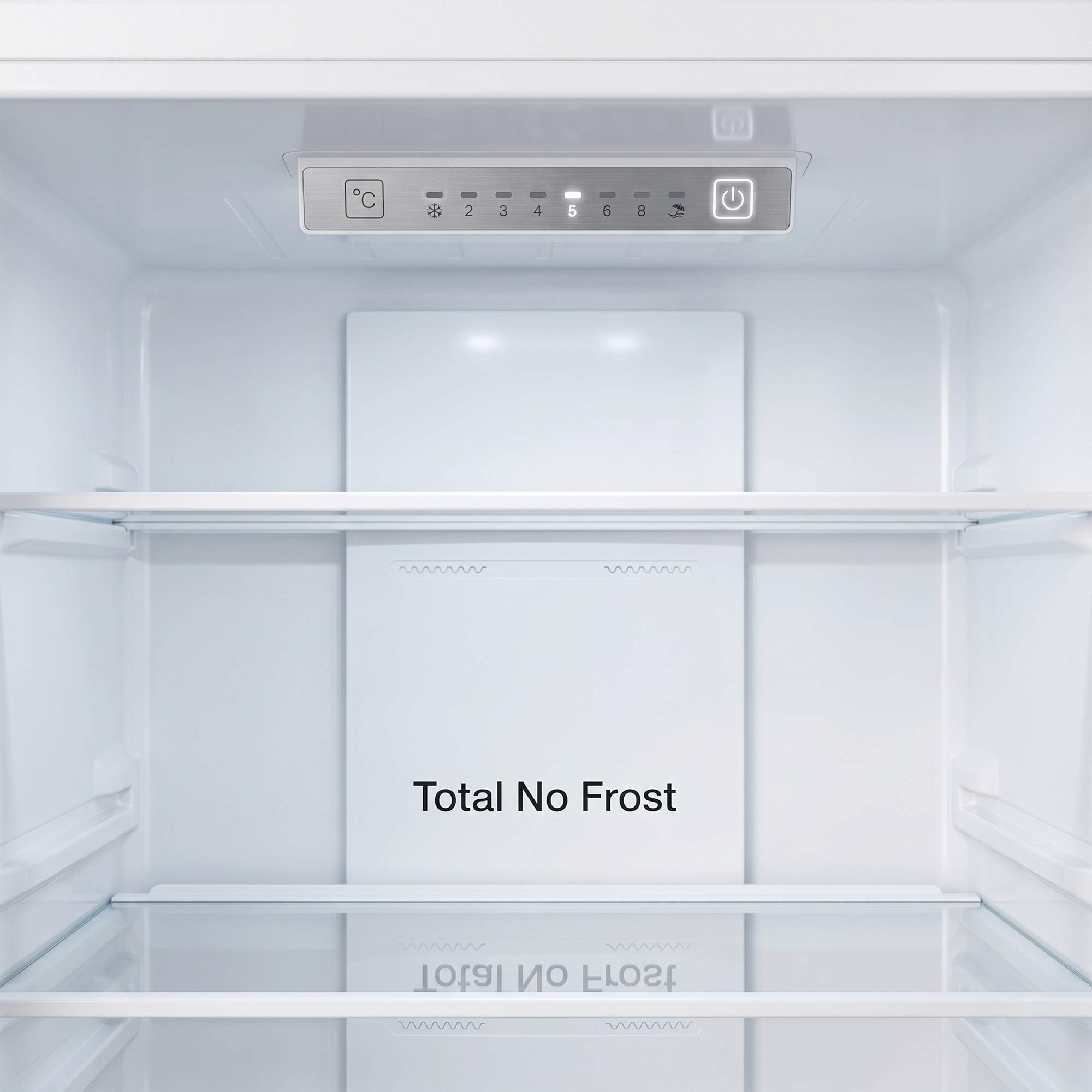 Interieur van een koelkast met planken en digitaal temperatuurregelpaneel.