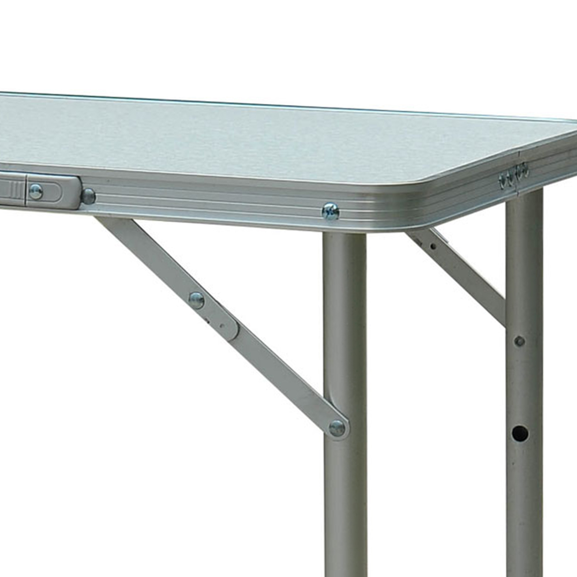 Primer plano de una mesa plegable plateada y ligera con patas y soportes metálicos.
