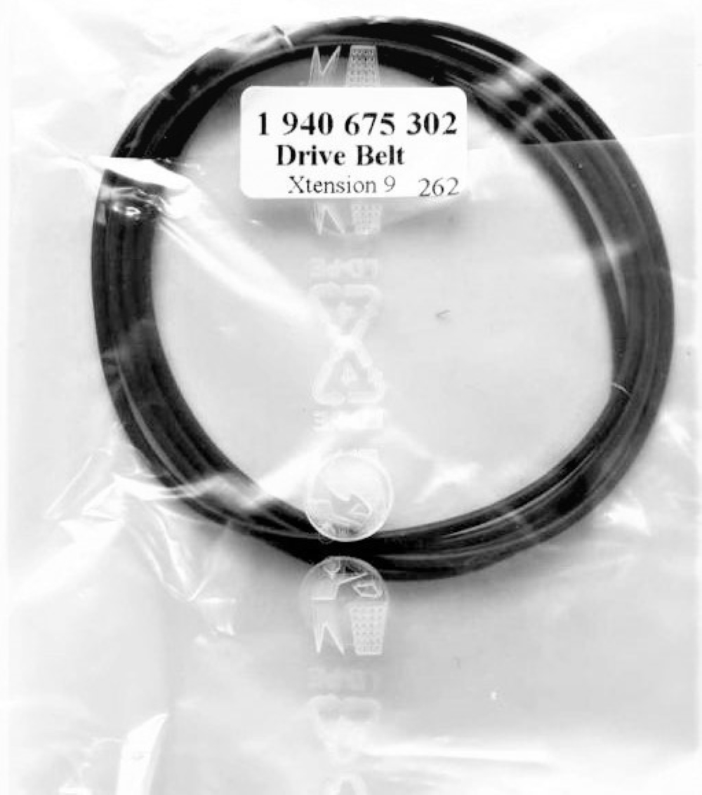 Czarny pasek napędowy w plastikowym opakowaniu z etykietą.