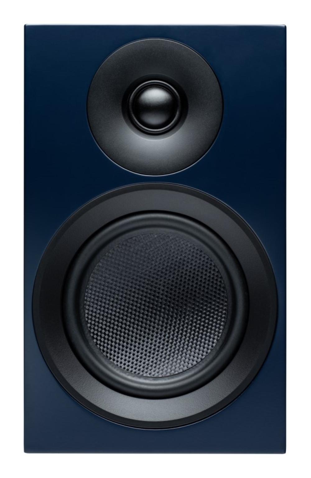 Niebieski głośnik z czarnymi przetwornikami wysokich i niskich tonów. Głośnik niskotonowy ma membranę z włókna węglowego.