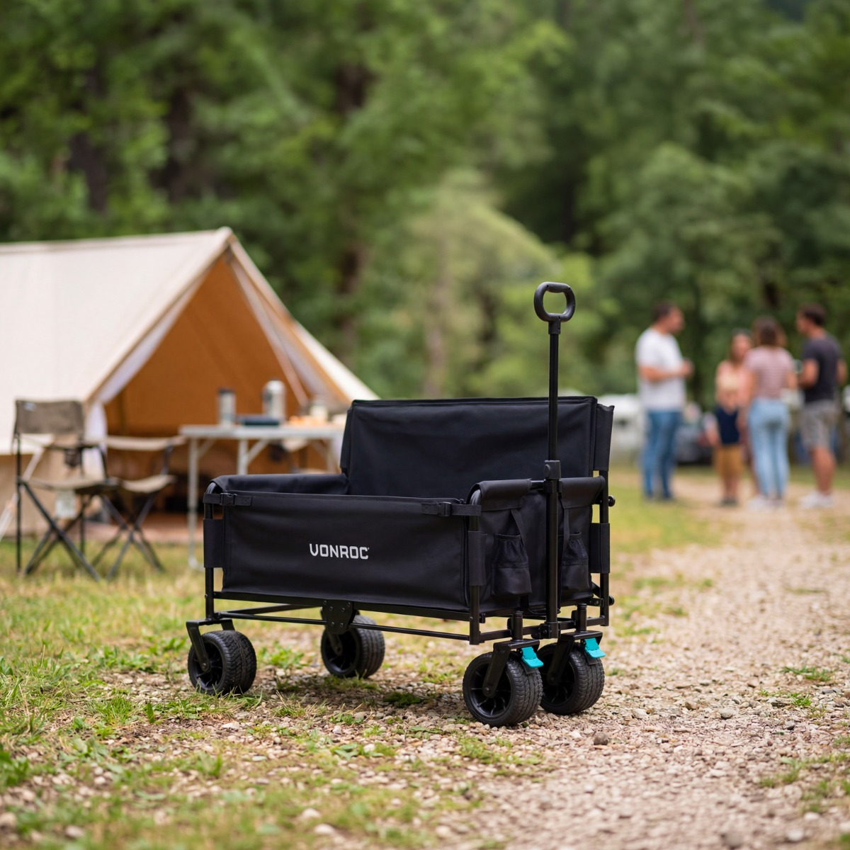 Een zwarte wagen staat op de voorgrond met een tent en bomen erachter.