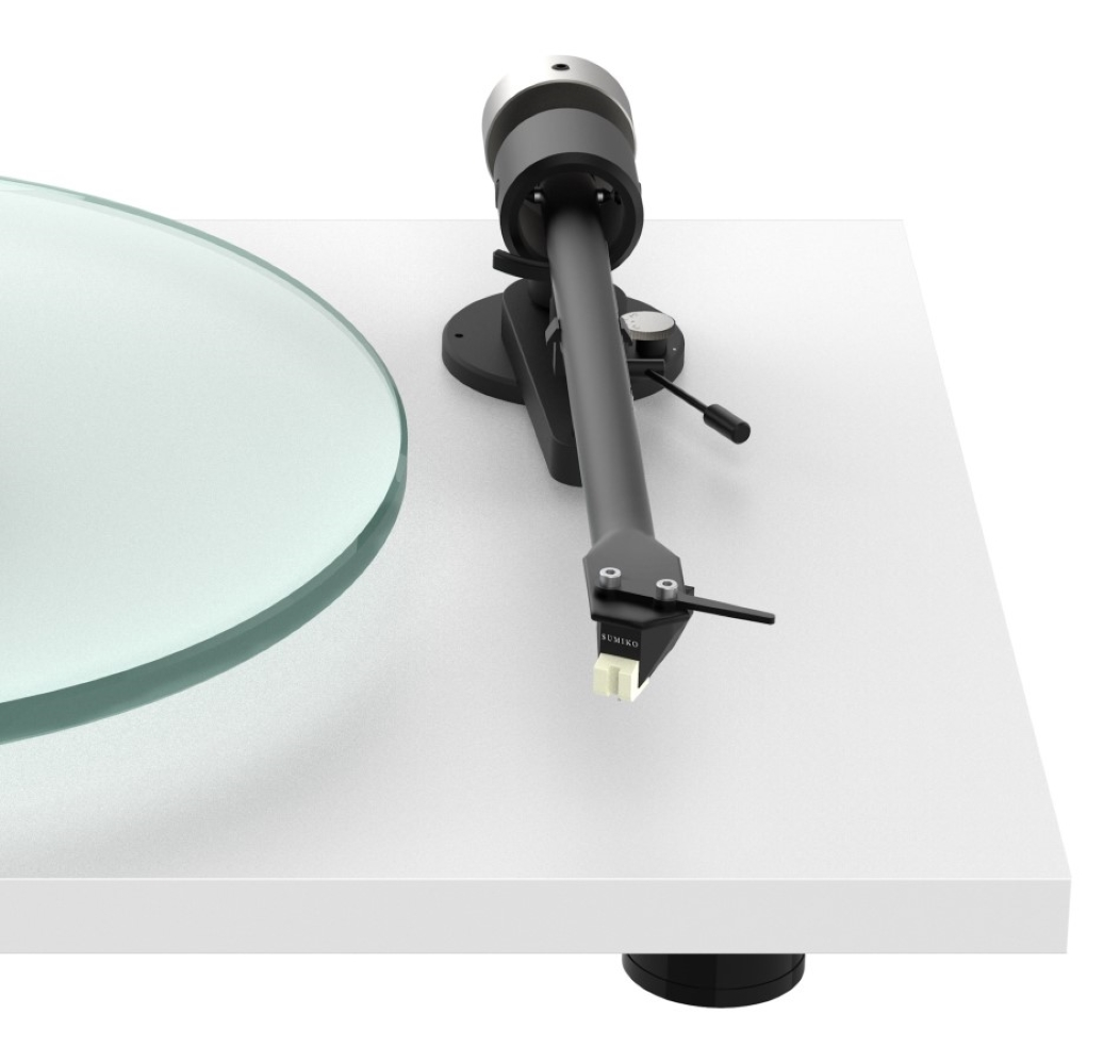 Biały gramofon ze szklanym talerzem i czarnym ramieniem.