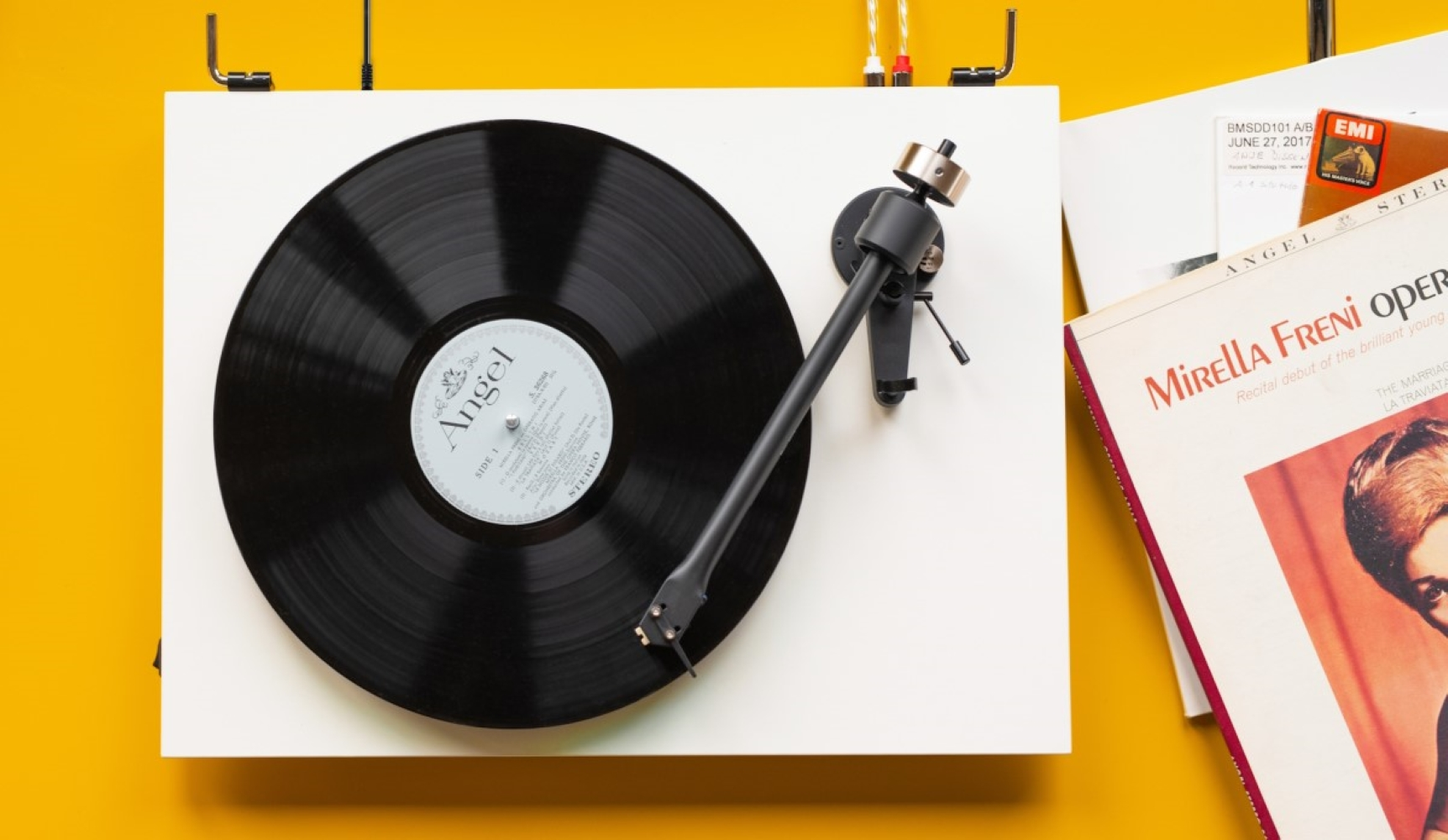 Gramofon z czarną płytą winylową i okładką albumu operowego.