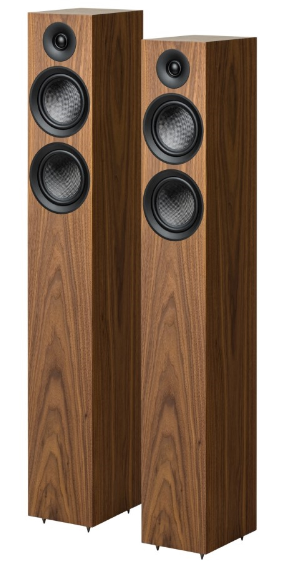 Dwa brązowe drewniane głośniki podłogowe z czarnymi przetwornikami obok siebie.