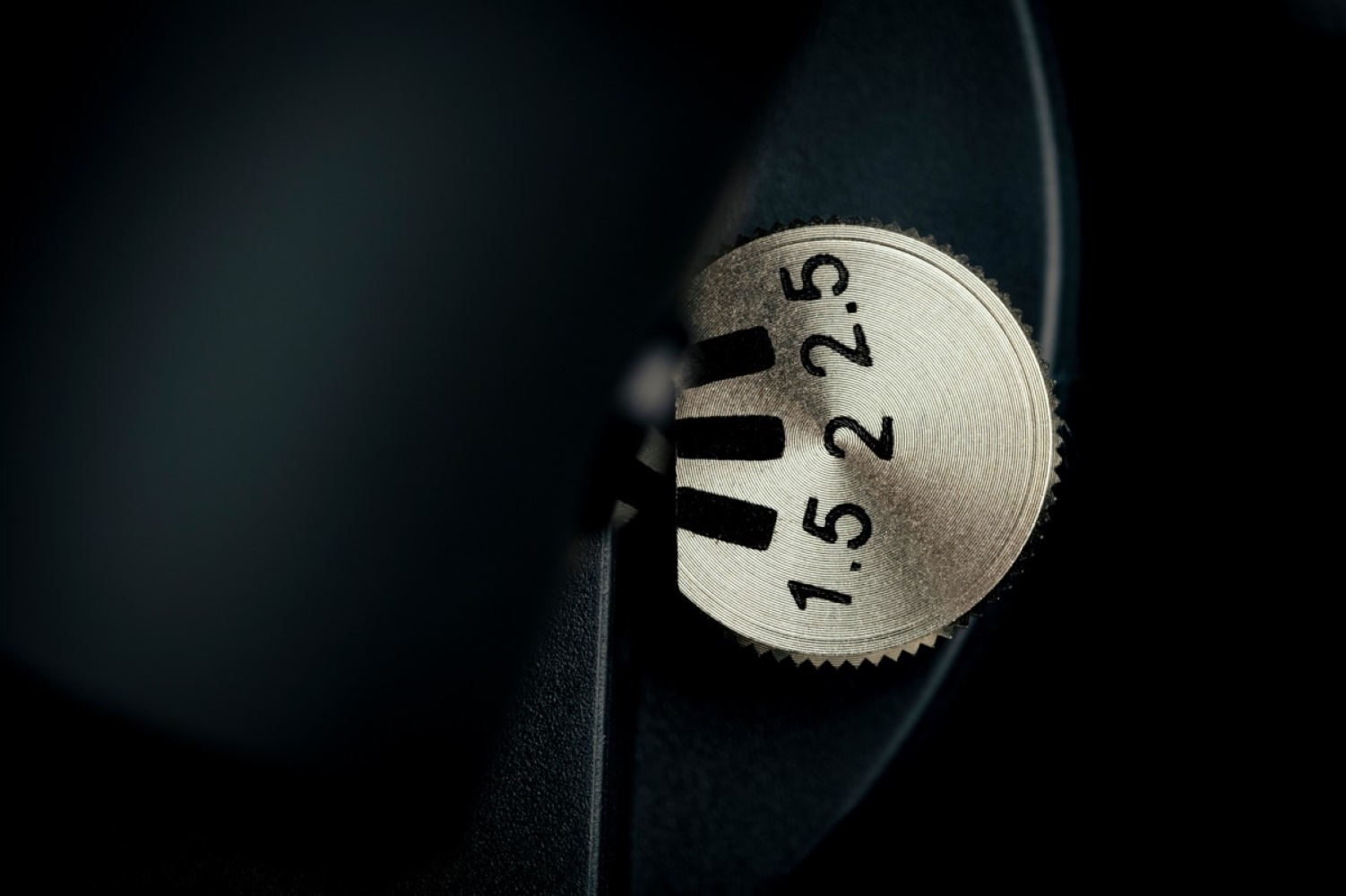 Zbliżenie srebrnego pokrętła z numerami 1,5, 2 i 2,5.