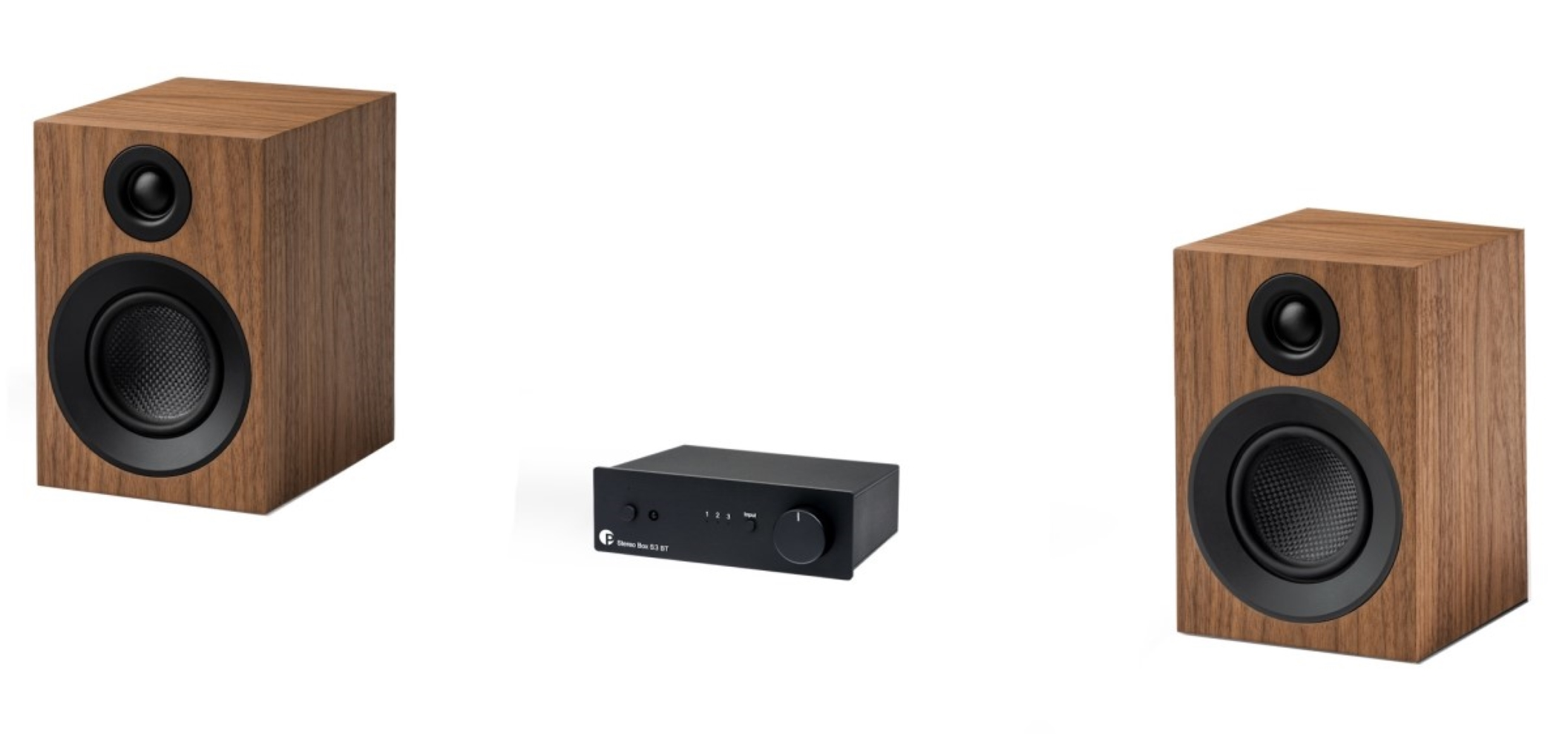 Dwa drewniane głośniki po bokach czarnego wzmacniacza. Na białym tle.