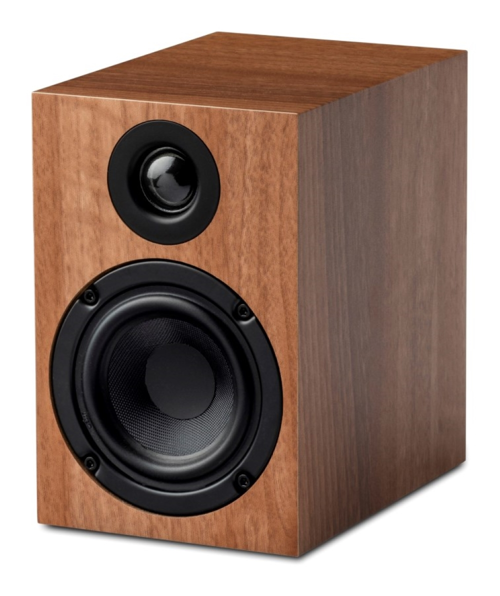 Brązowy drewniany głośnik z czarnym głośnikiem wysokotonowym i niskotonowym.