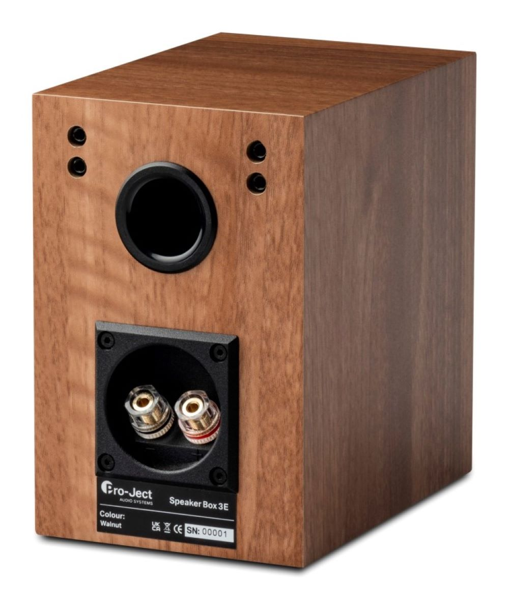 Widok z tyłu głośnika Pro-Ject Speaker Box 3E z orzecha z terminalami i portem.