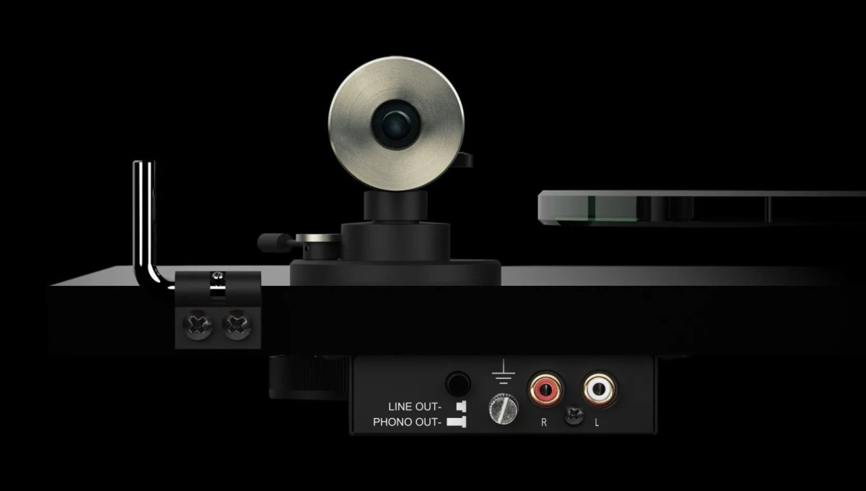 Zbliżenie czarnego gramofonu z wyjściami RCA, słupkiem uziemiającym i ramieniem.