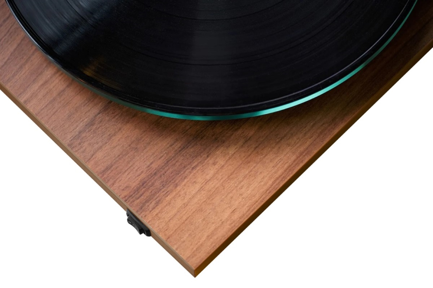 Czarna płyta winylowa na gramofonie z fornirem drewnianym i przełącznikiem.