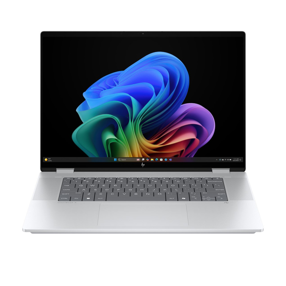 Srebrny laptop wyświetlający kolorowe, abstrakcyjne tło na ekranie.