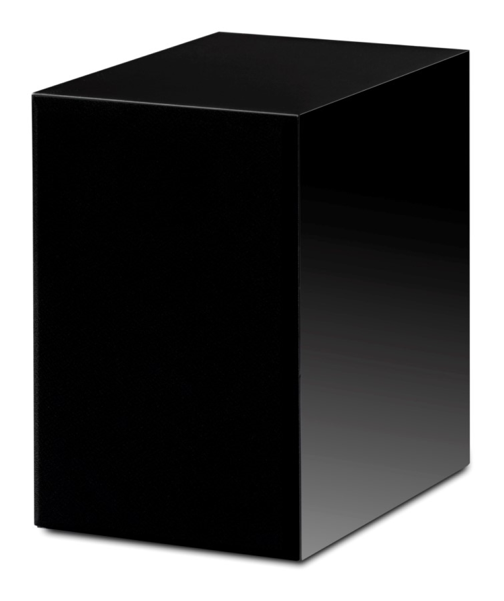 Błyszcząca czarna kostka z ostrymi krawędziami, na białym tle.