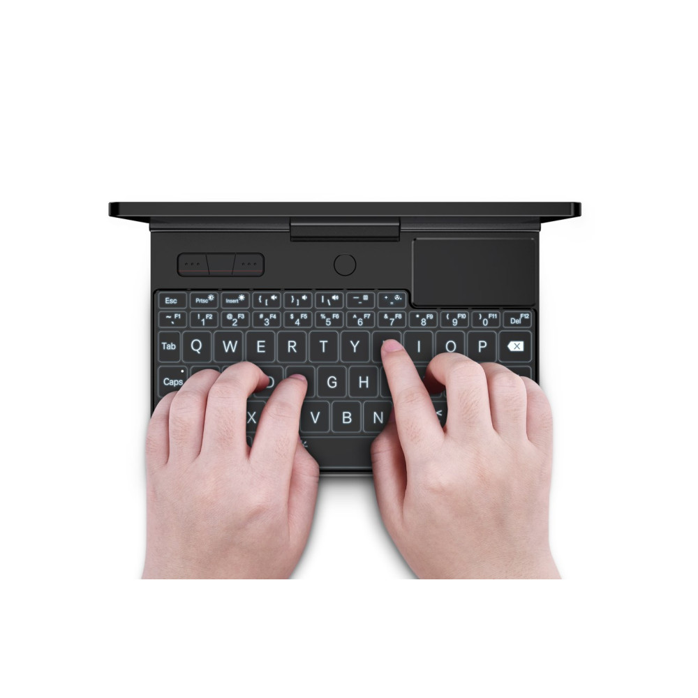 Dłonie piszące na czarnej klawiaturze QWERTY. Jasne tło.