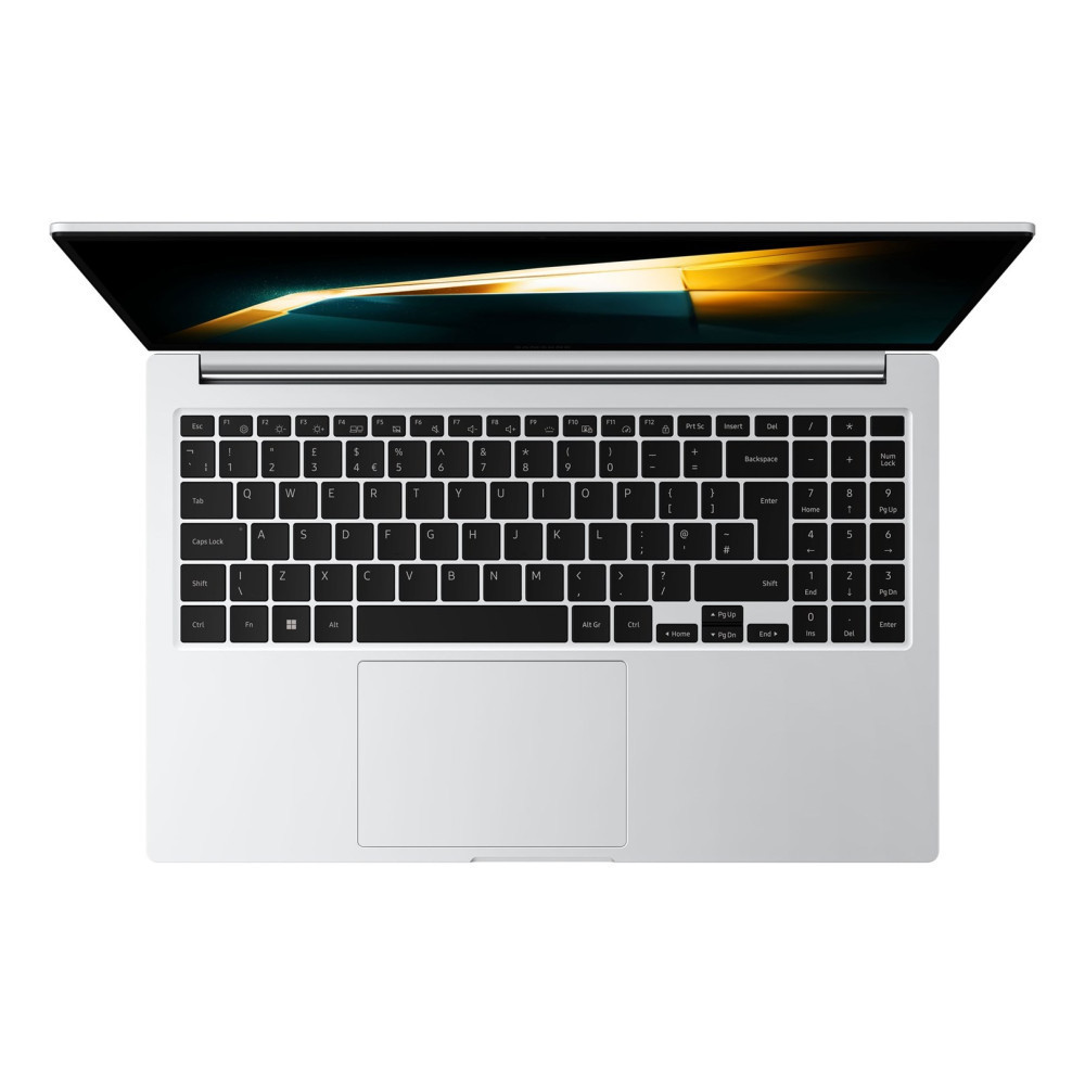 Srebrny laptop z otwartym ekranem, pokazujący klawiaturę i touchpad.