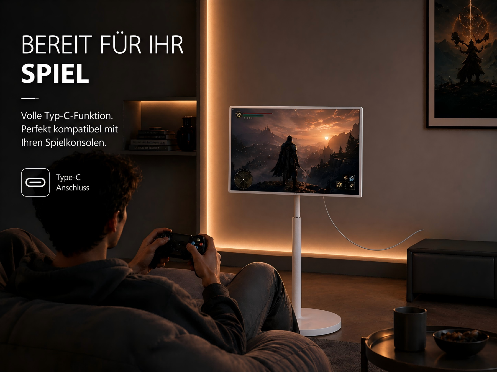 Mann spielt Videospiel mit Controller, Monitor zeigt Spielszene, Text über Typ-C Anschluss.