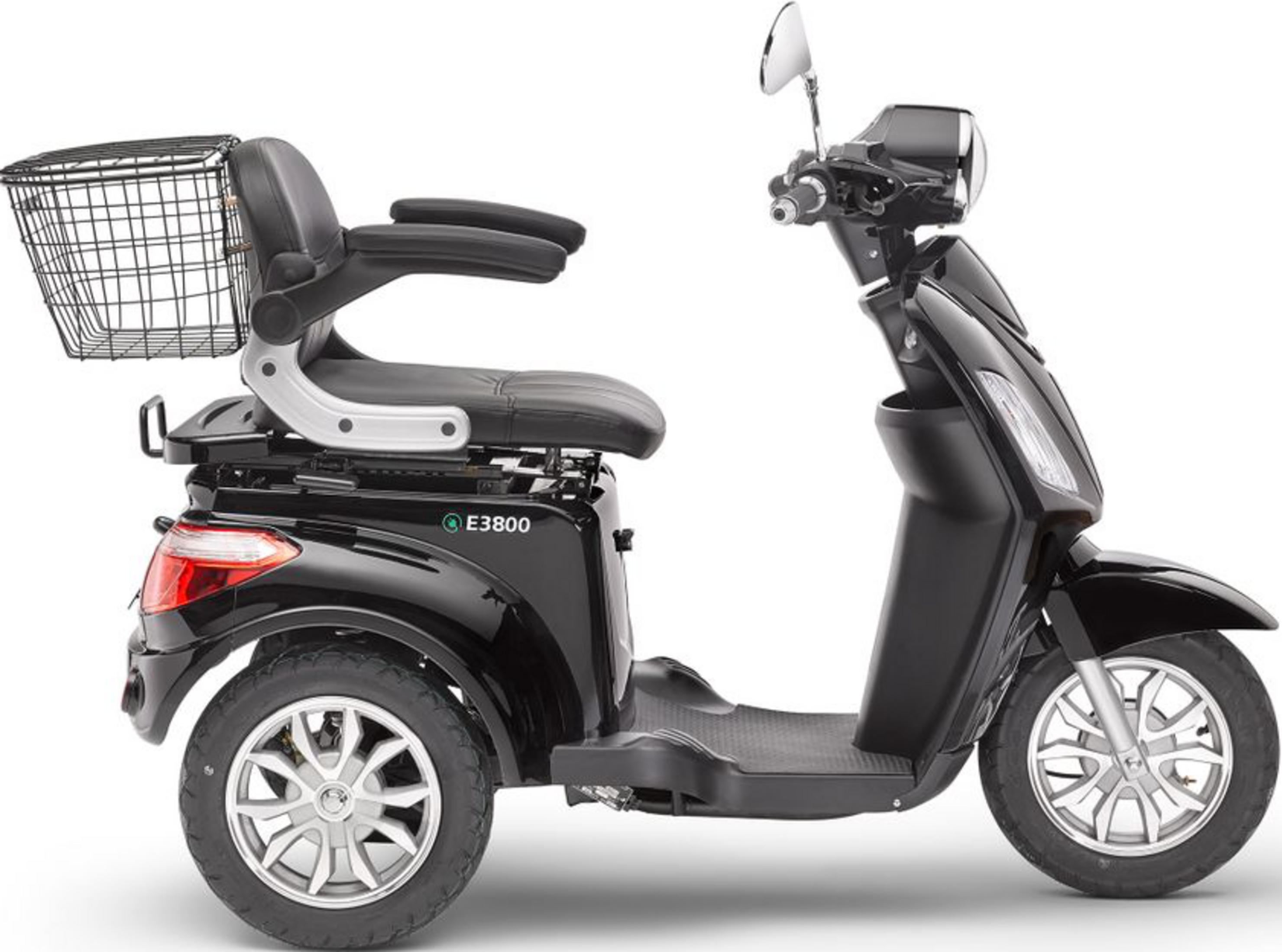 Scooter nero a tre ruote con sedile, braccioli, cestino e specchietto.