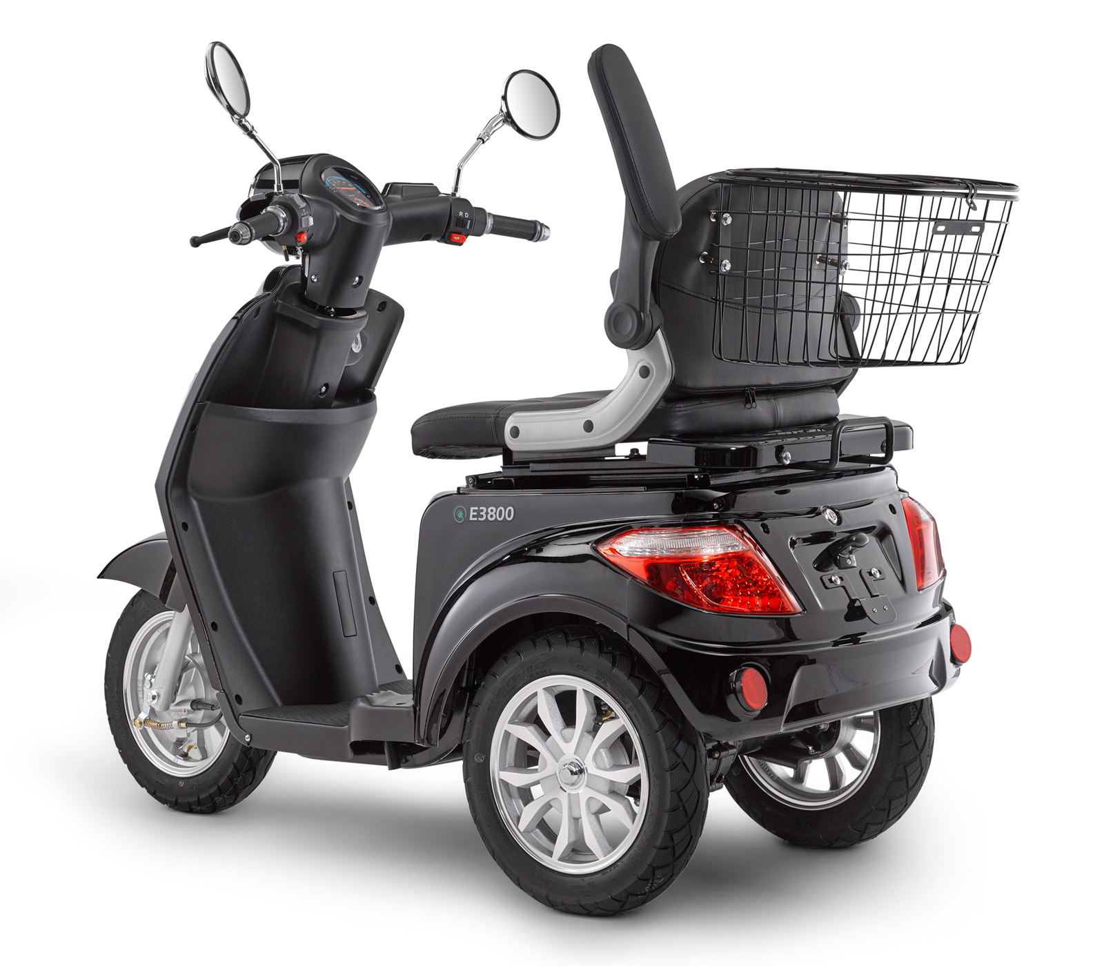 Scooter per mobilità nero a tre ruote con cestino e sfondo bianco.
