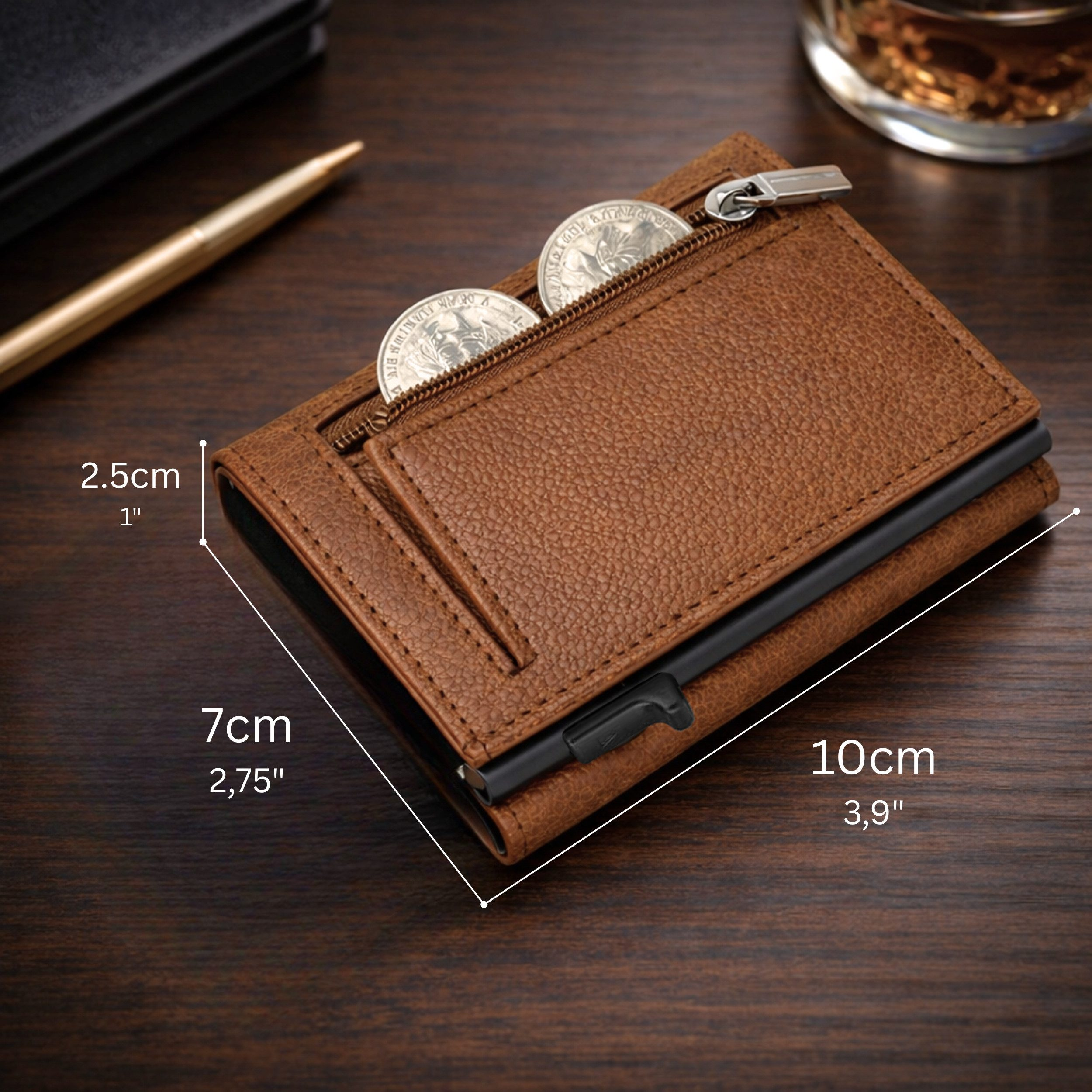 Braune Brieftasche mit Münzen, Stift und Glas auf Holztisch.