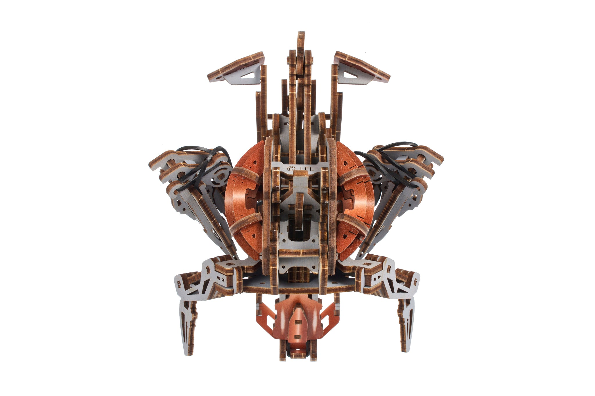 Ein hölzernes Modell eines Spinnenroboters mit Kupferakzenten auf weißem Hintergrund.