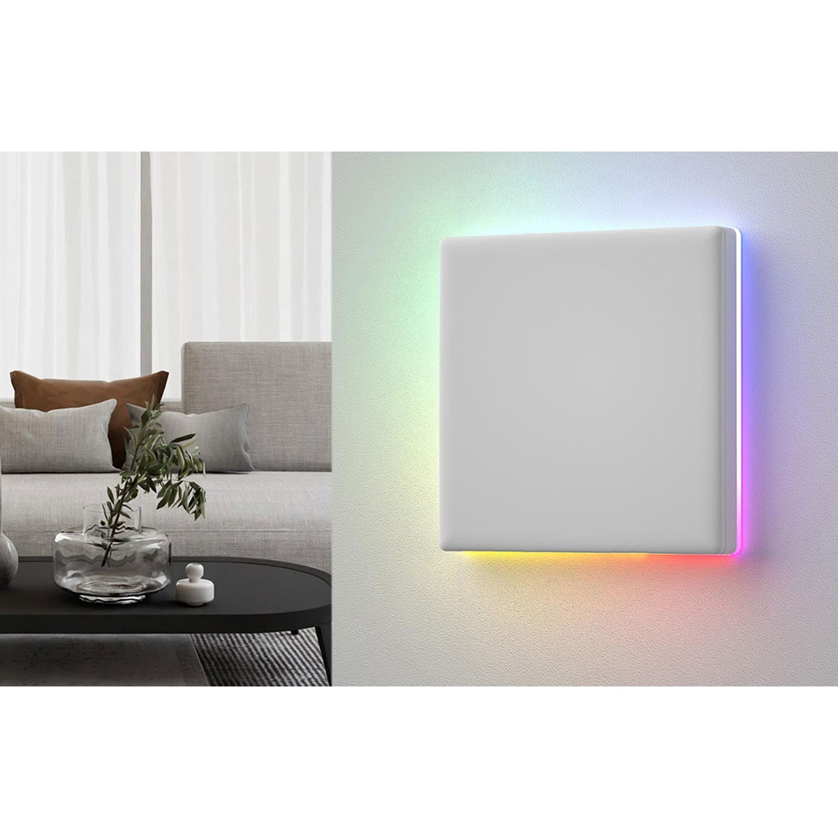 Biały kwadratowy panel świeci światłem RGB na teksturowanej ścianie. Po lewej sofa i stół.