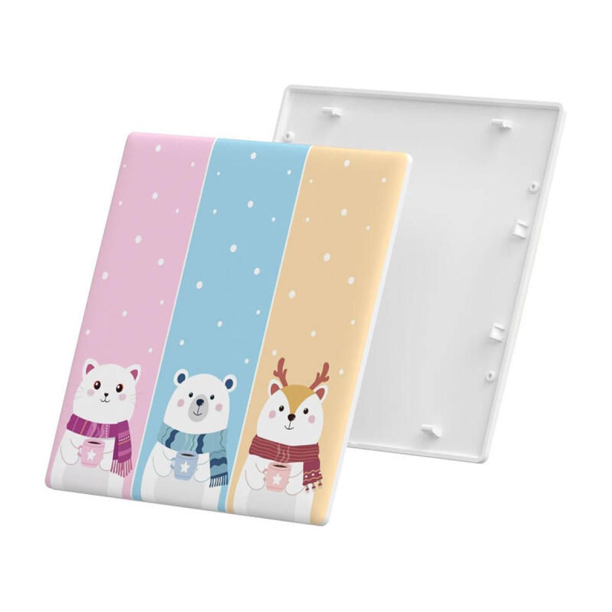 Białe etui na tablet z trzema uroczymi zwierzątkami trzymającymi kubki na tle płatków śniegu.