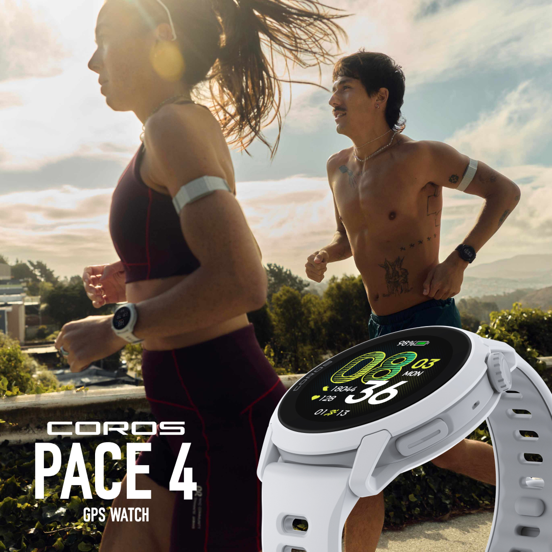Due corridori con un orologio COROS Pace 4 bianco che corrono su un sentiero con vista sulla città.