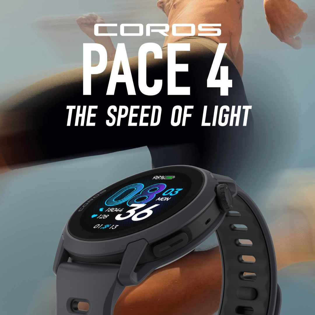 Un orologio grigio Coros Pace 4 al polso di un corridore. Testo: PACE 4.