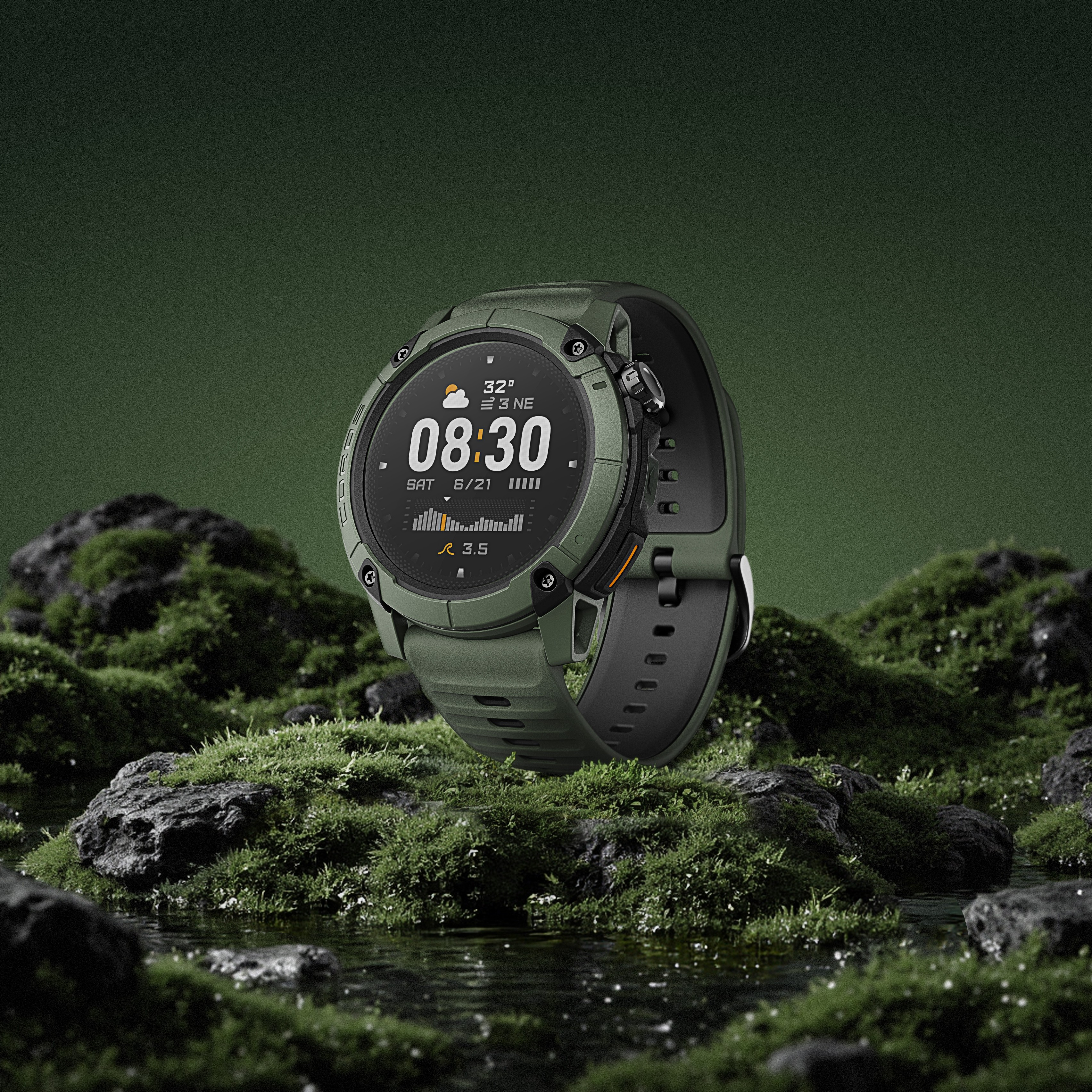 Orologio smart verde su muschio e rocce vicino all'acqua. Mostra le 08:30.