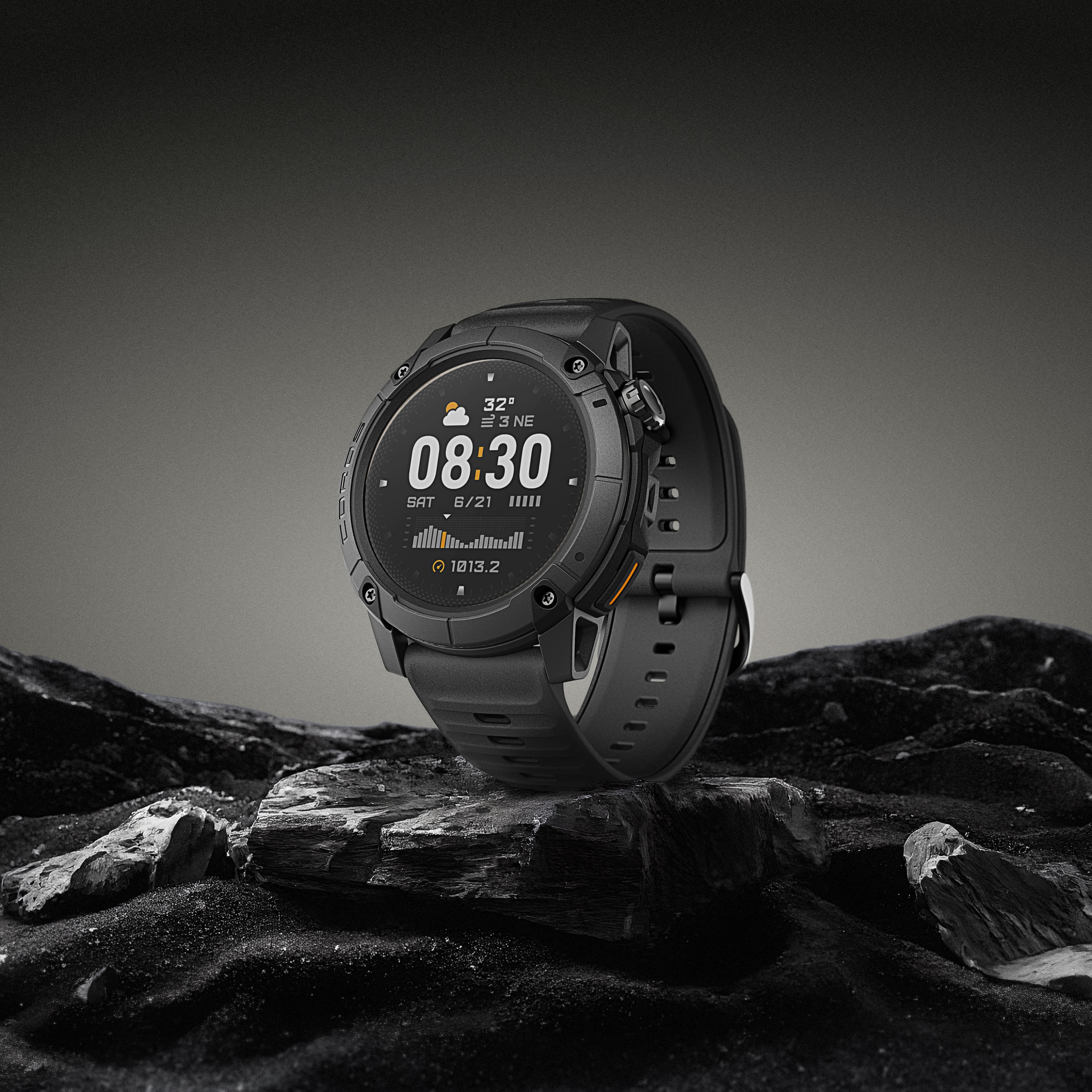 Uno smartwatch nero mostra 08:30, meteo e statistiche su una superficie rocciosa e scura.