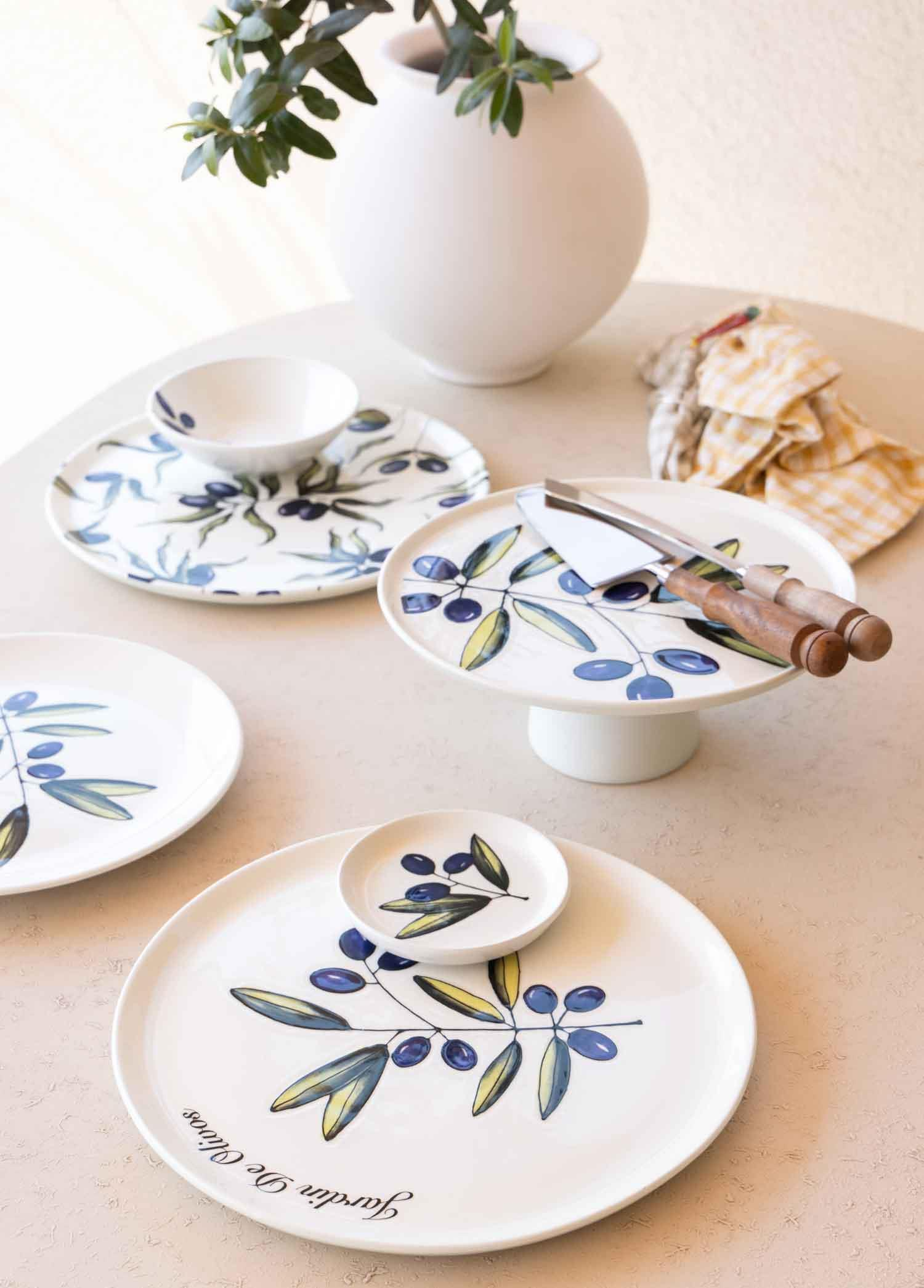 Zeytin dalı tasarımlı beyaz seramik tabaklar, pasta servis seti.