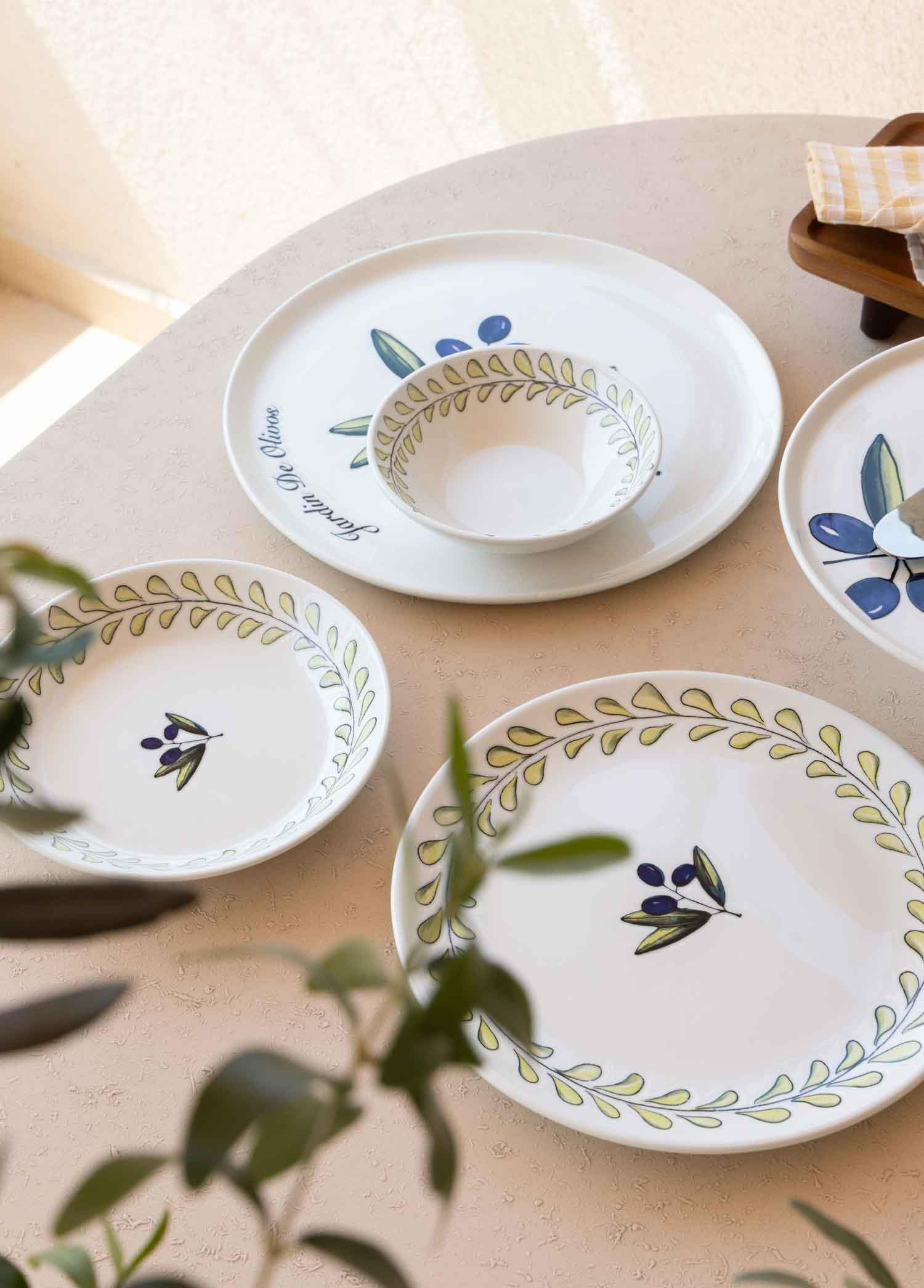 Zeytin dalı ve sarı yaprak desenli beyaz tabaklar.