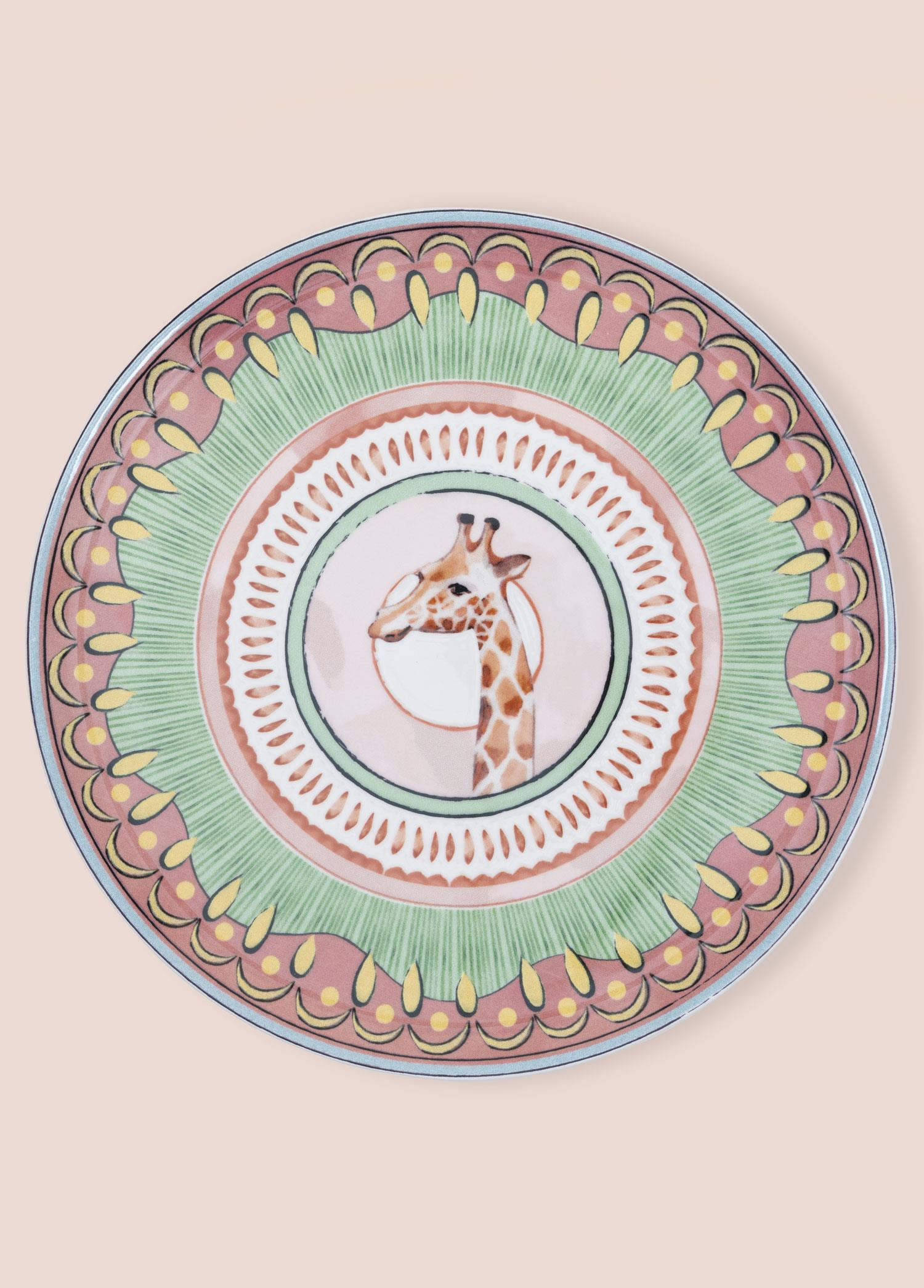 Renkli desenlere sahip zürafa başı tasarımlı tabak. Yeşil, pembe, sarı.
