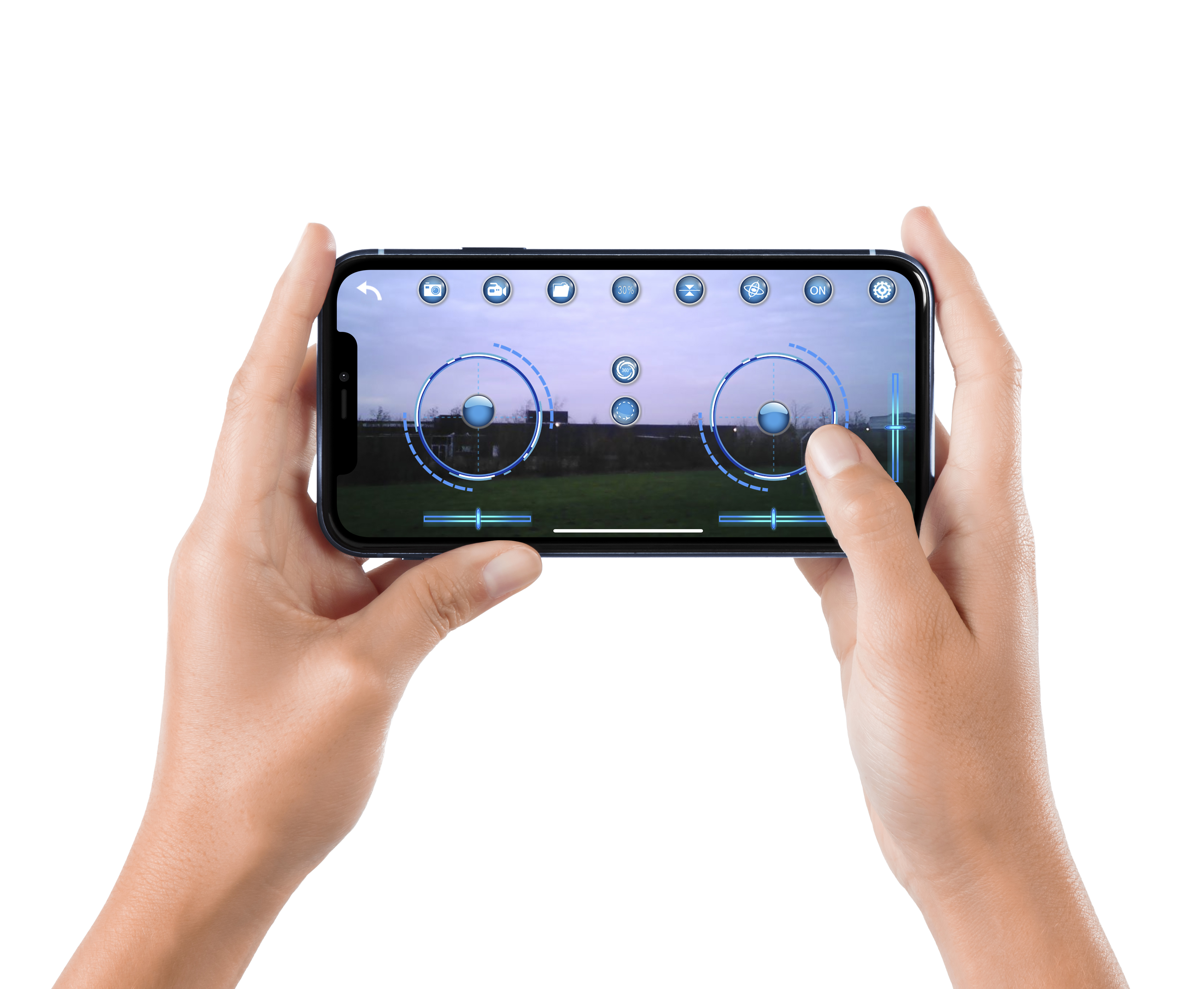 Mani che tengono uno smartphone con app di controllo droni. All'aperto.