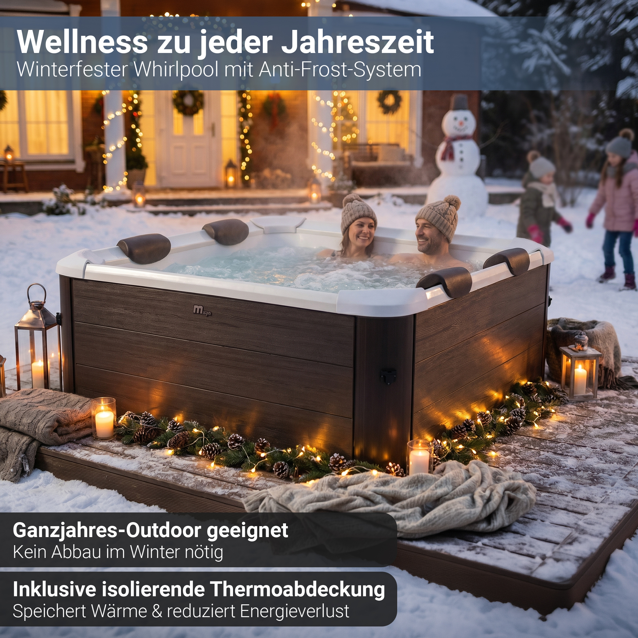 Ein Paar im Whirlpool bei Schnee, mit Lichtern und einem Schneemann im Hintergrund.