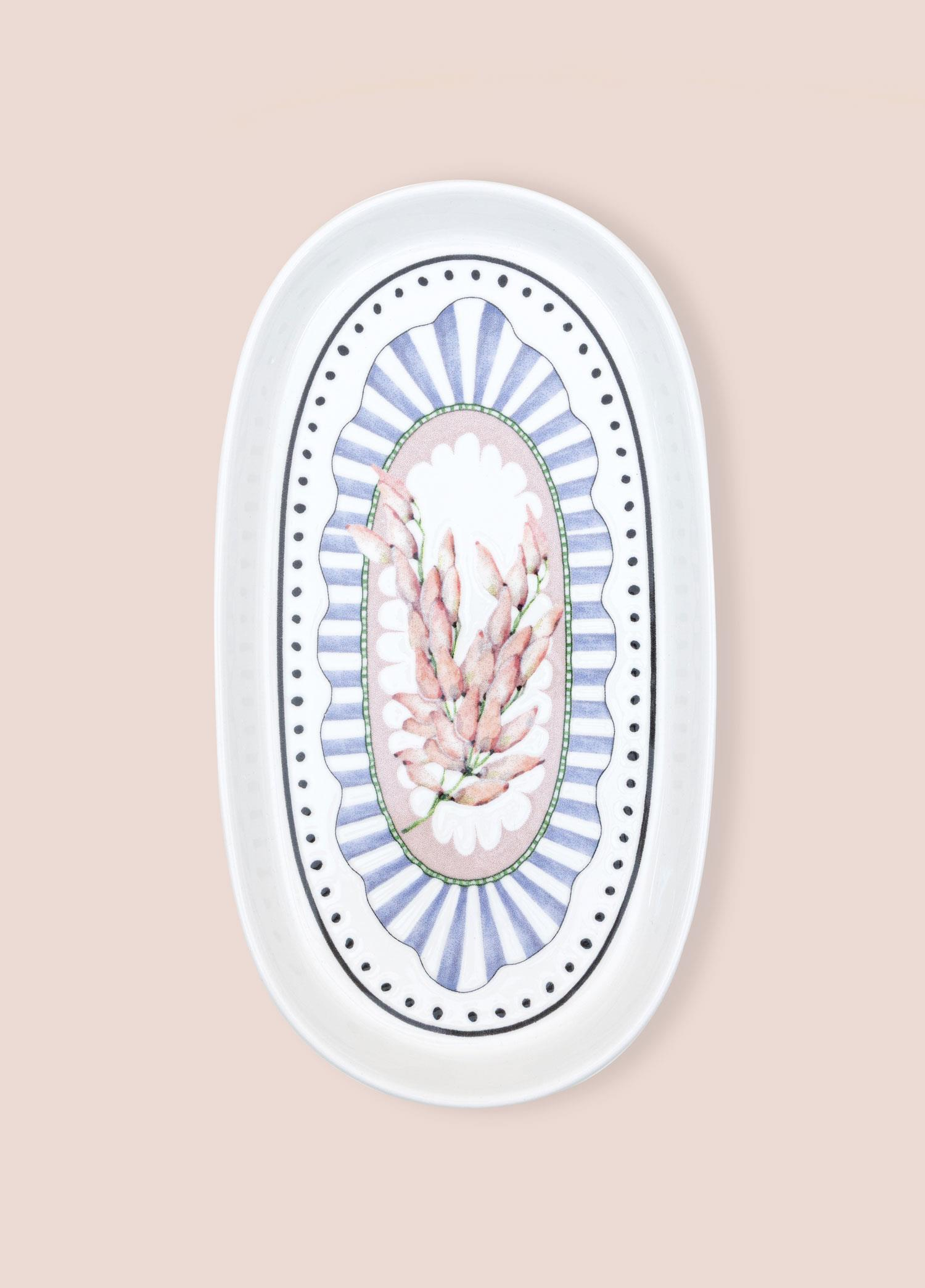 Pembe çiçek desenli, mavi çizgili ve siyah noktalı oval beyaz tabak.
