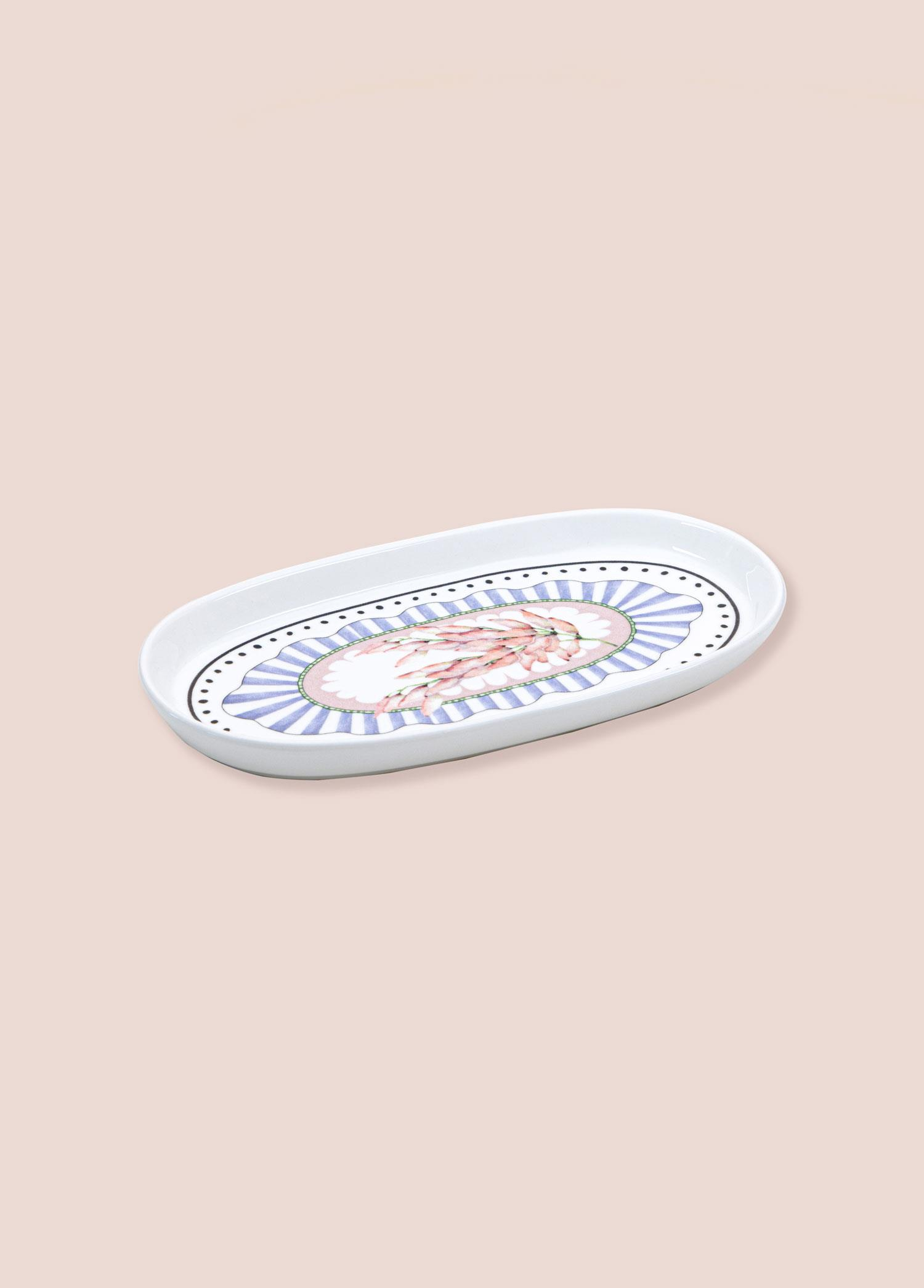 Pembe çiçek desenli ve mavi radyal desenli oval beyaz tabak.