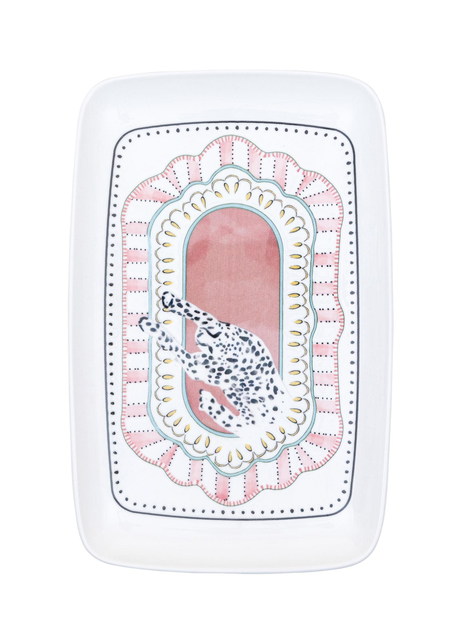 Pembe ve mavi süslemeli, Dalmatian leoparı desenli beyaz dikdörtgen tabak.