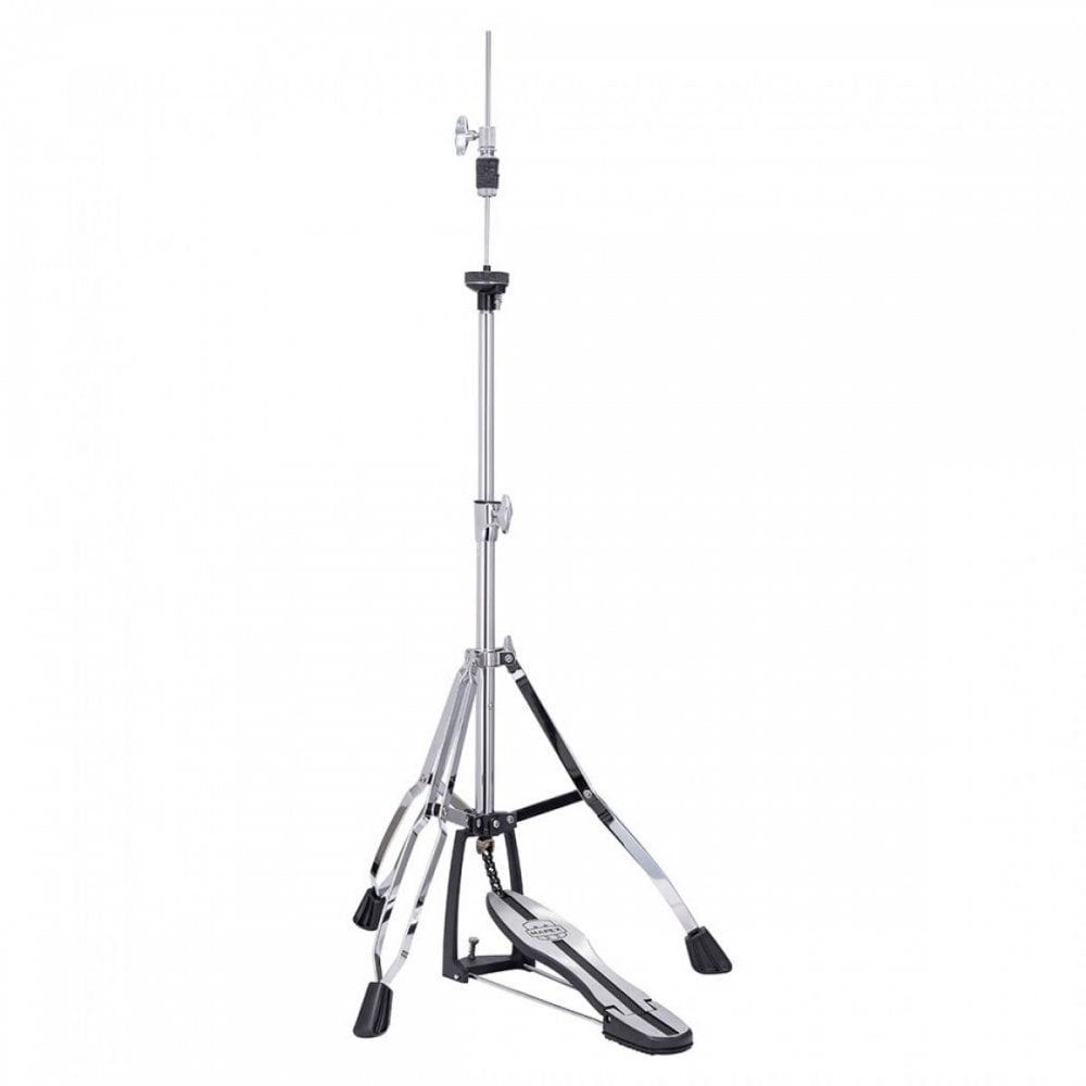 Siyah pedallı ve üç ayaklı tabanlı krom hi-hat standı.