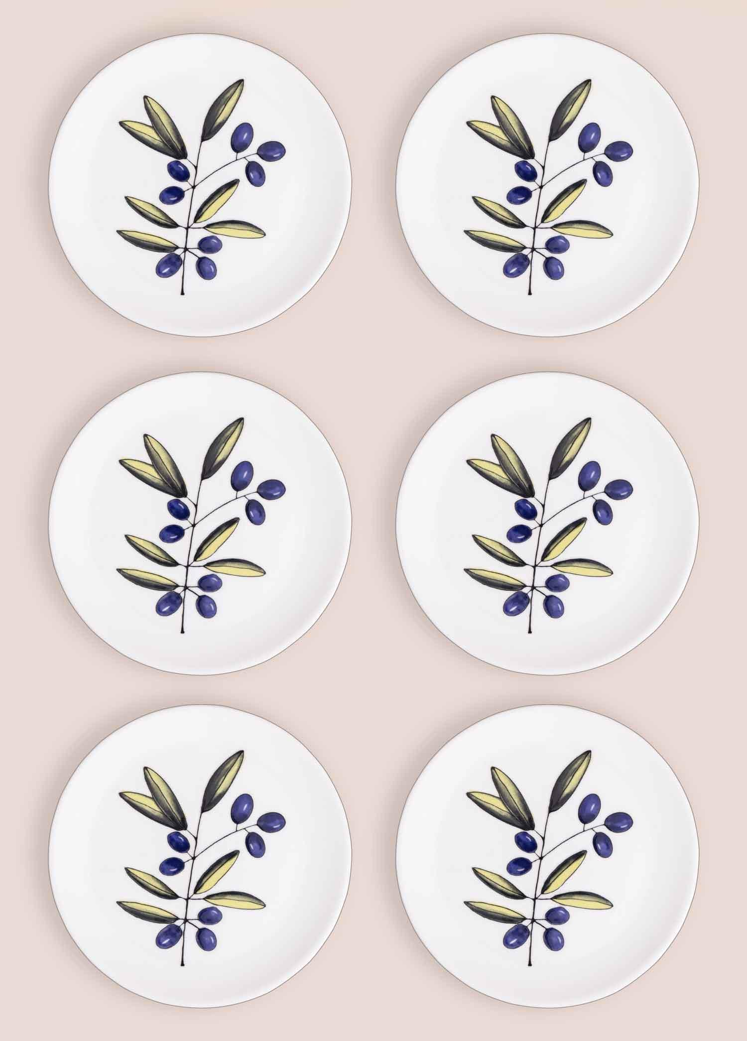Mavi ve sarı zeytin dalı desenli altı beyaz tabak.
