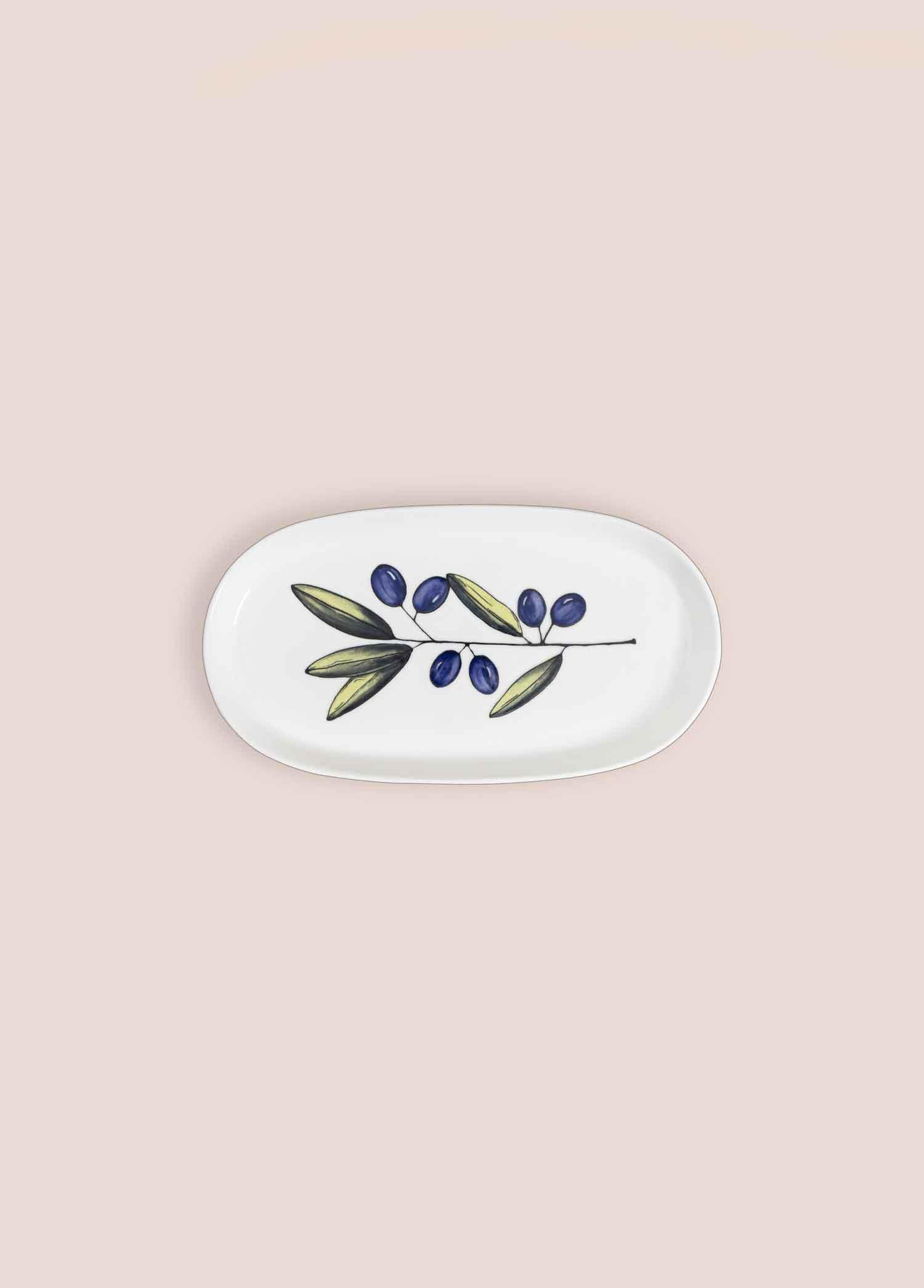 Zeytin dalı desenli beyaz oval tabak. Koyu zeytinler ve yeşil yapraklar.
