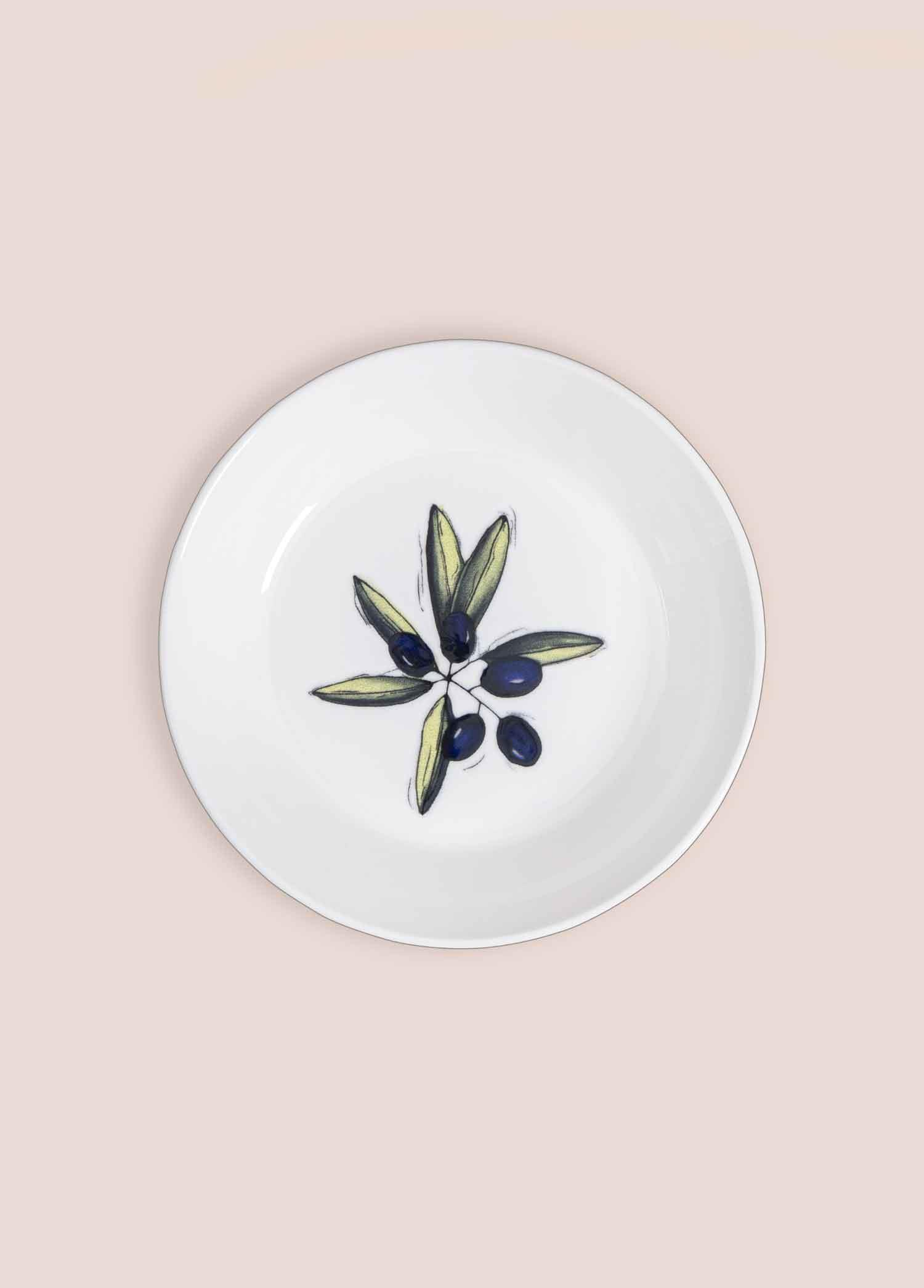 Mavi ve yeşil zeytin dalı tasarımlı beyaz tabak.