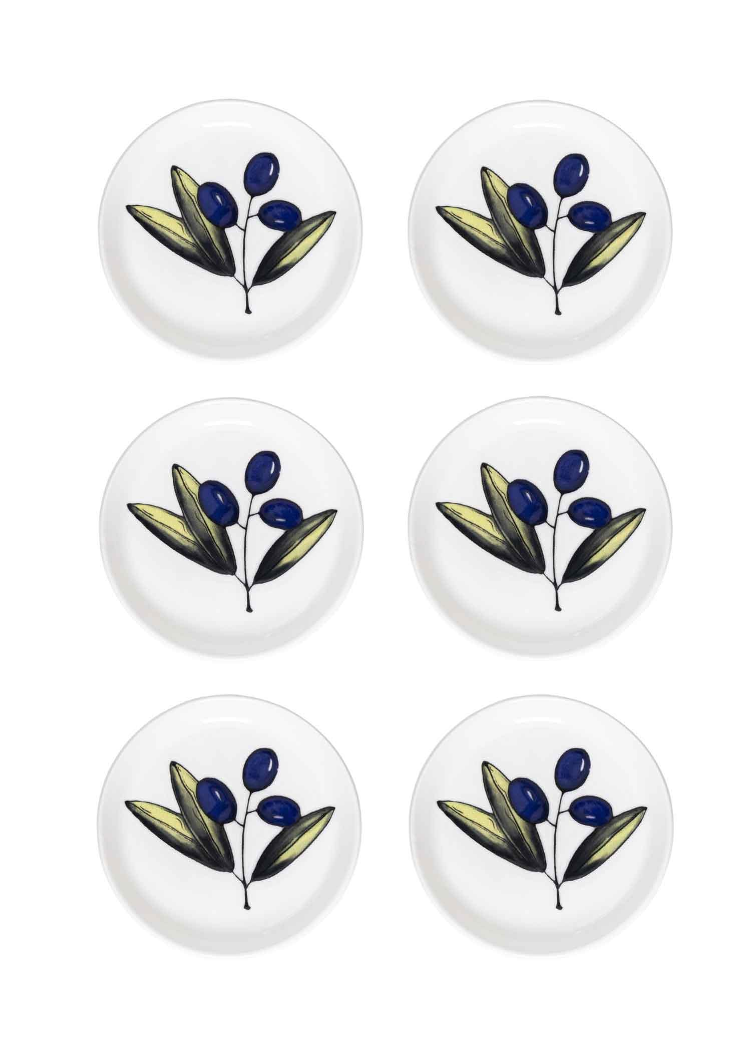 Zeytin dalı desenli altı beyaz tabak.