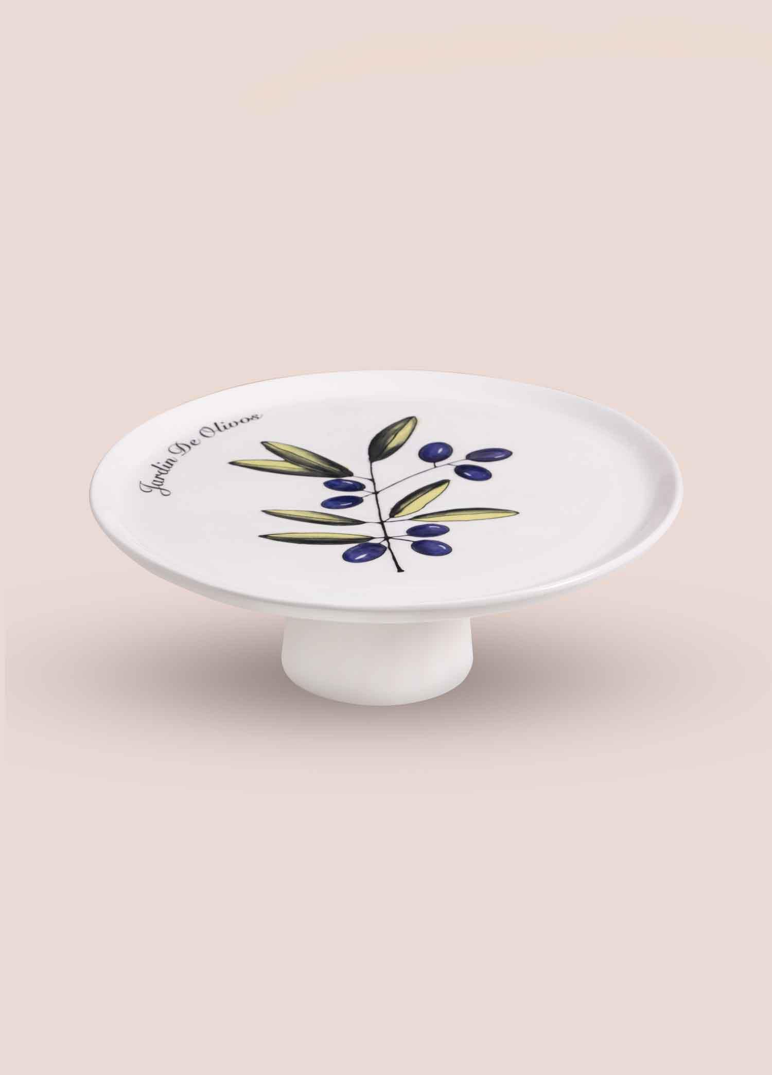 Zeytin dalı ve "Jardin De Olivos" yazısıyla süslenmiş beyaz pasta standı.