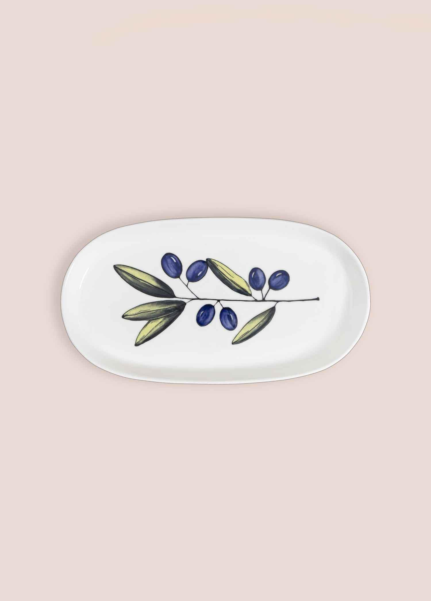 Mavi ve yeşil zeytin ve yaprak dalı olan oval tabak.