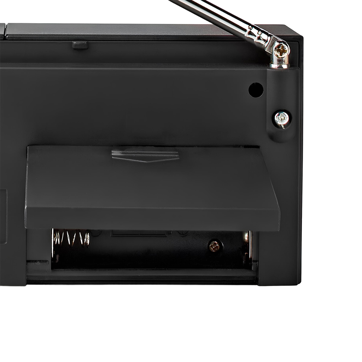 Le compartiment à piles d’une radio noire est ouvert, révélant les supports.