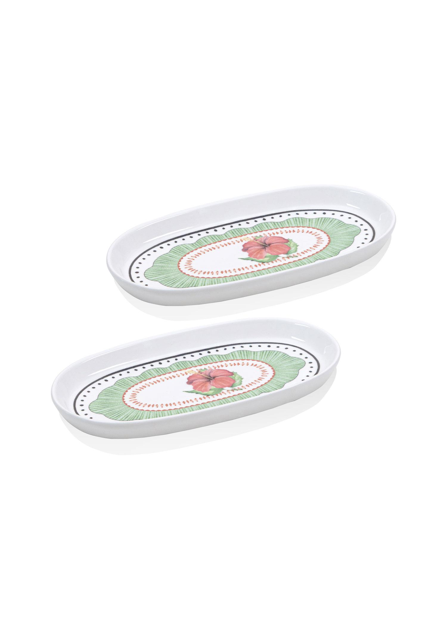 Kırmızı çiçek desenli ve yeşil tırtıklı kenarlı iki oval beyaz tabak.