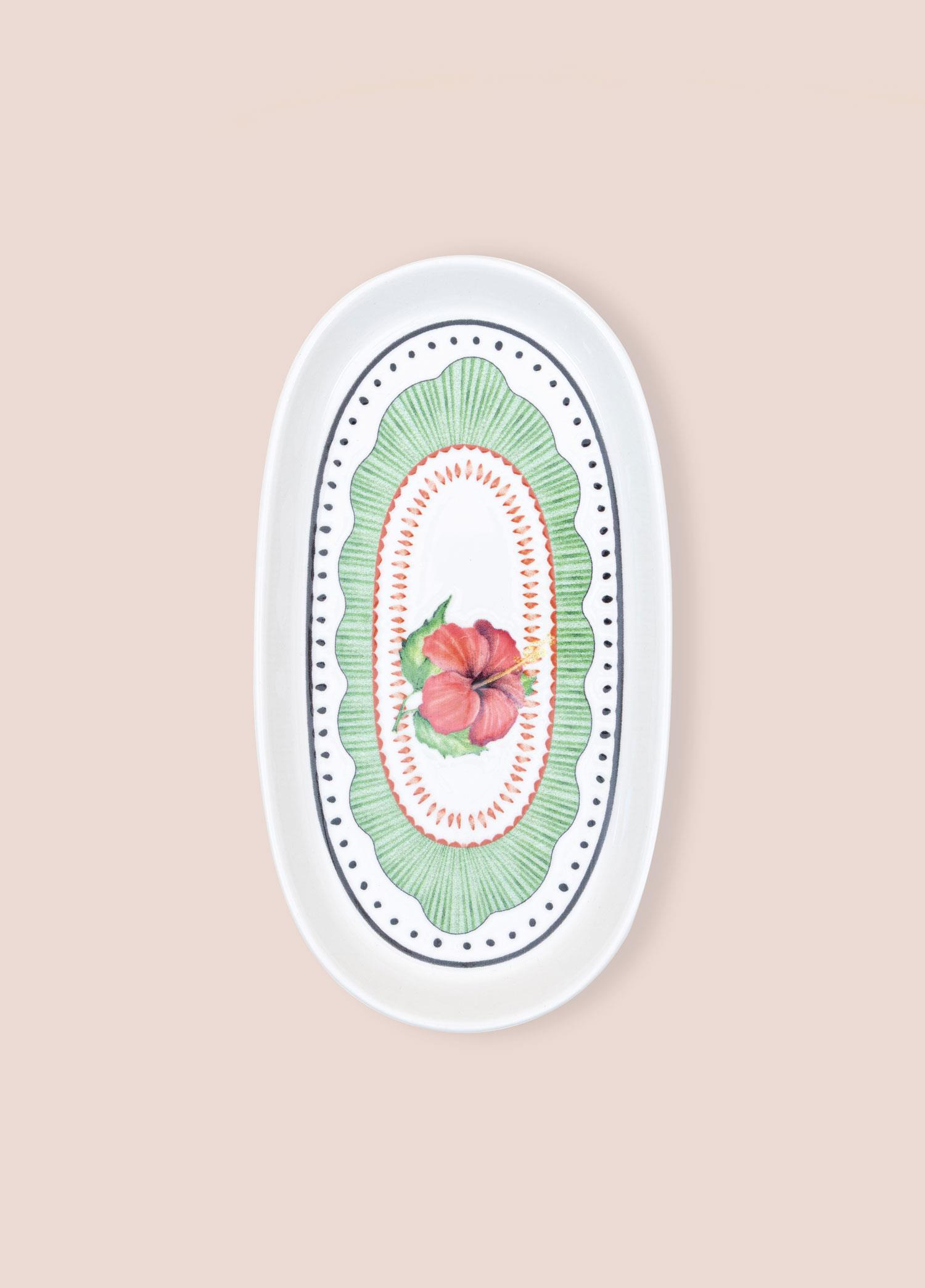 Soluk pembe üzerinde kırmızı hibiskus çiçeği ve yeşil süs desenli oval tabak.