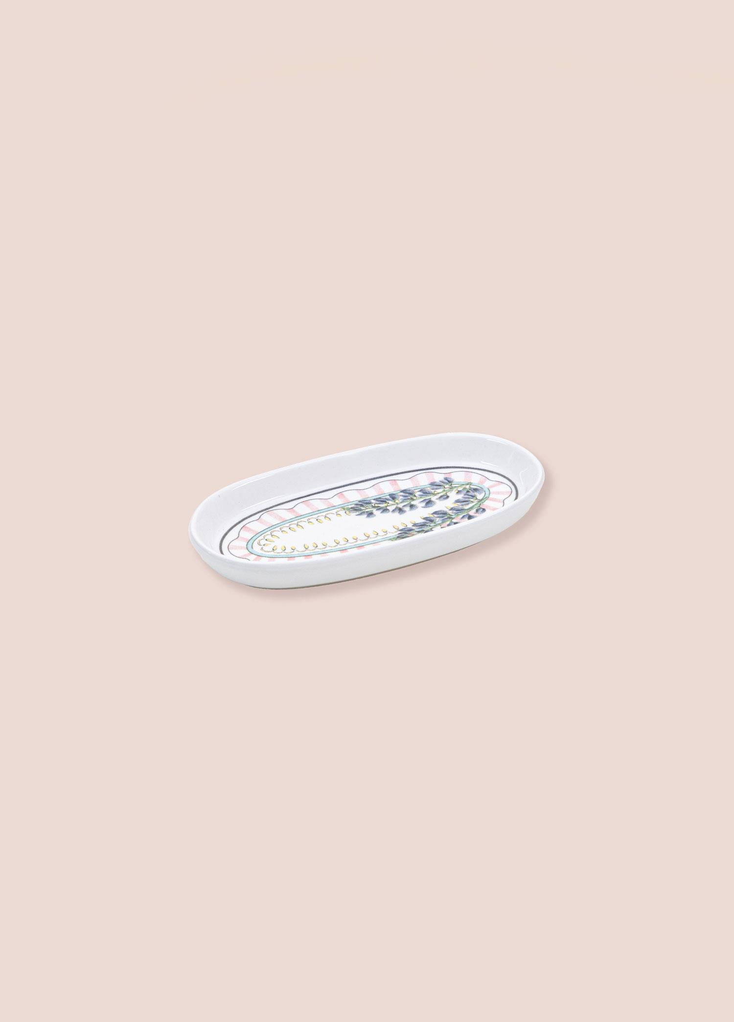 Lavanta ve pembe çizgili desenli beyaz oval tabak.