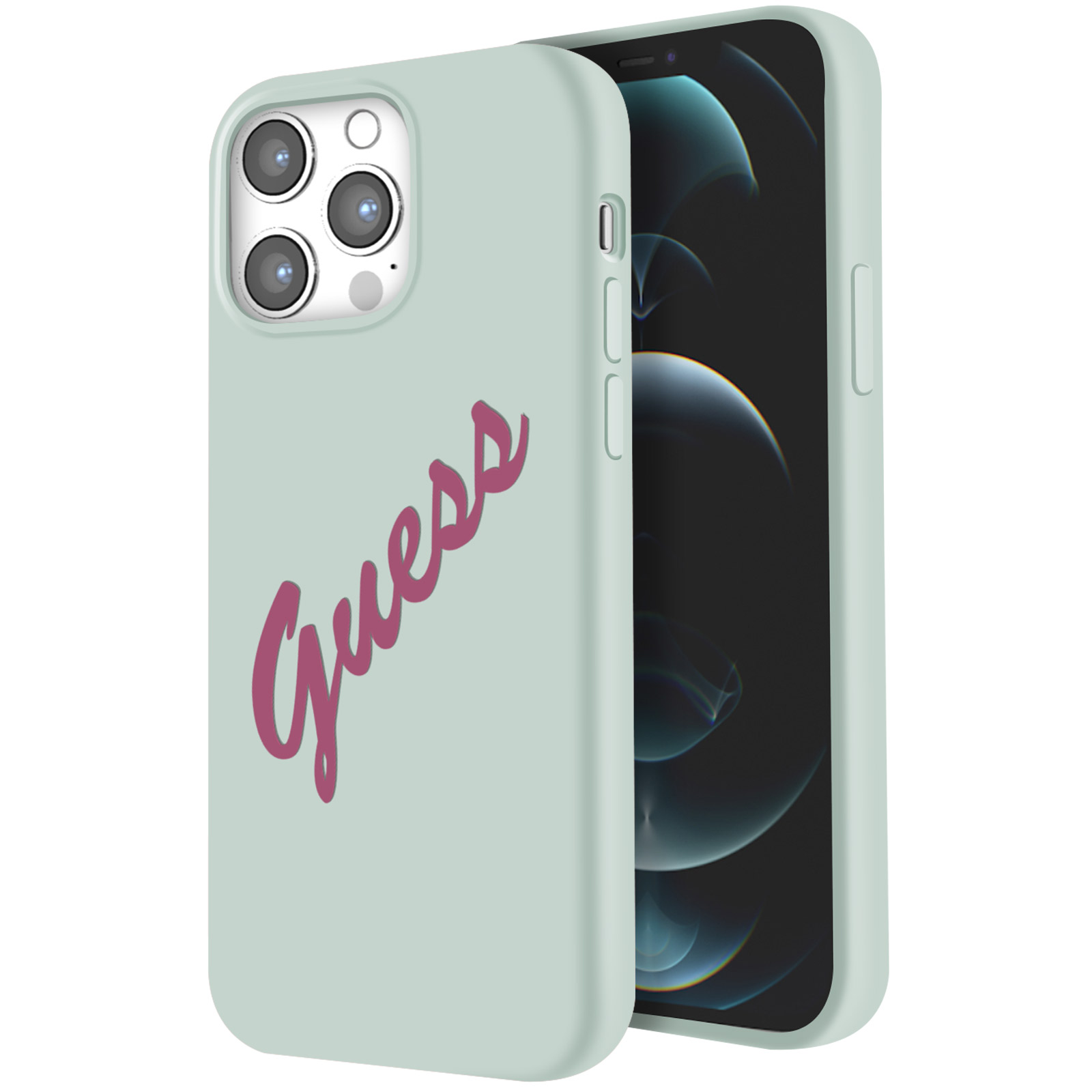 Una custodia verde chiaro per iPhone con logo Guess rosa e tre fotocamere.