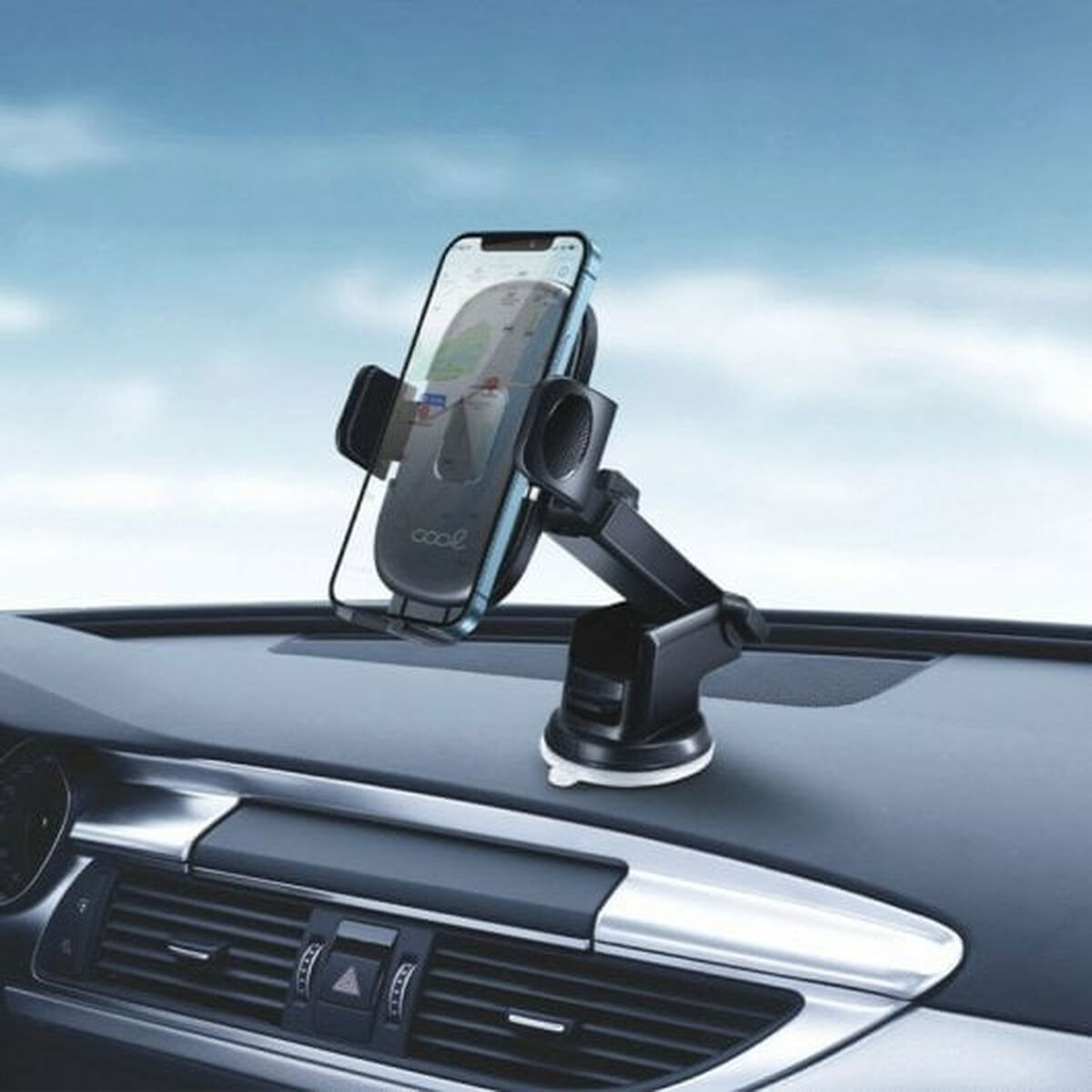 Handyhalterung mit Saugnapf auf Armaturenbrett, Smartphone zeigt Navigation.